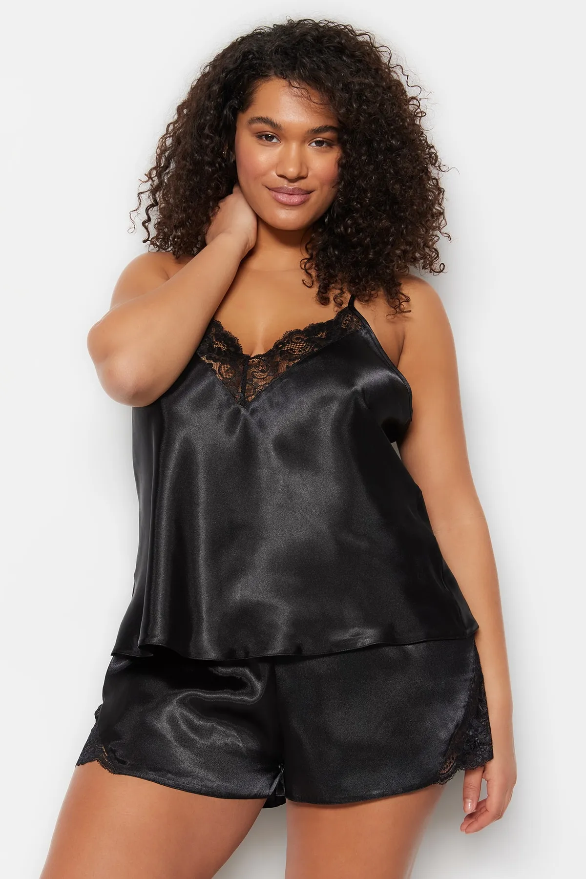 Trendyol Curve  Schwarzes Pyjama-Set aus gewebtem Satin mit Spitzendetails TBBSS23AI00020