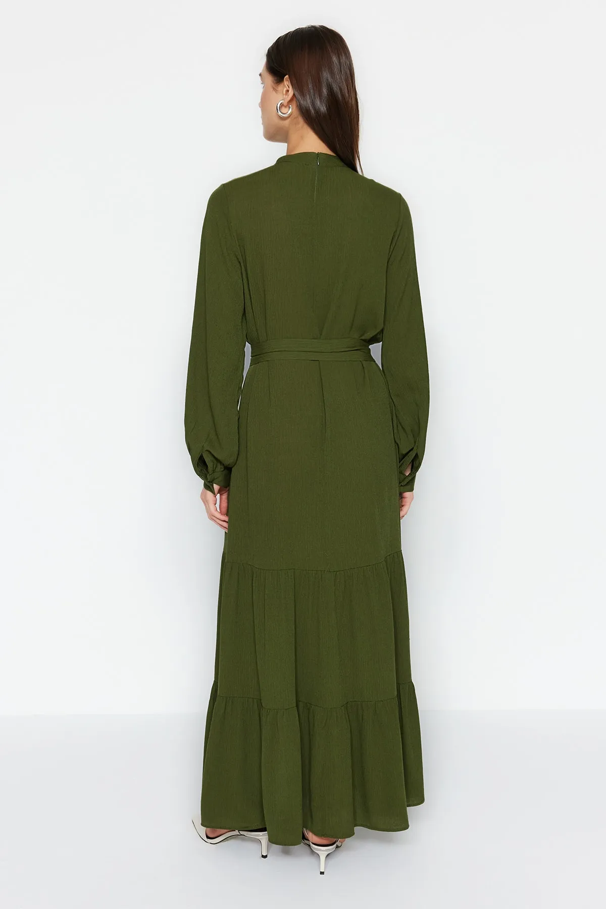 Trendyol Modest  Khakifarbenes gewebtes Kleid mit Ballonärmeln und Gürtel TCTSS23EB00289