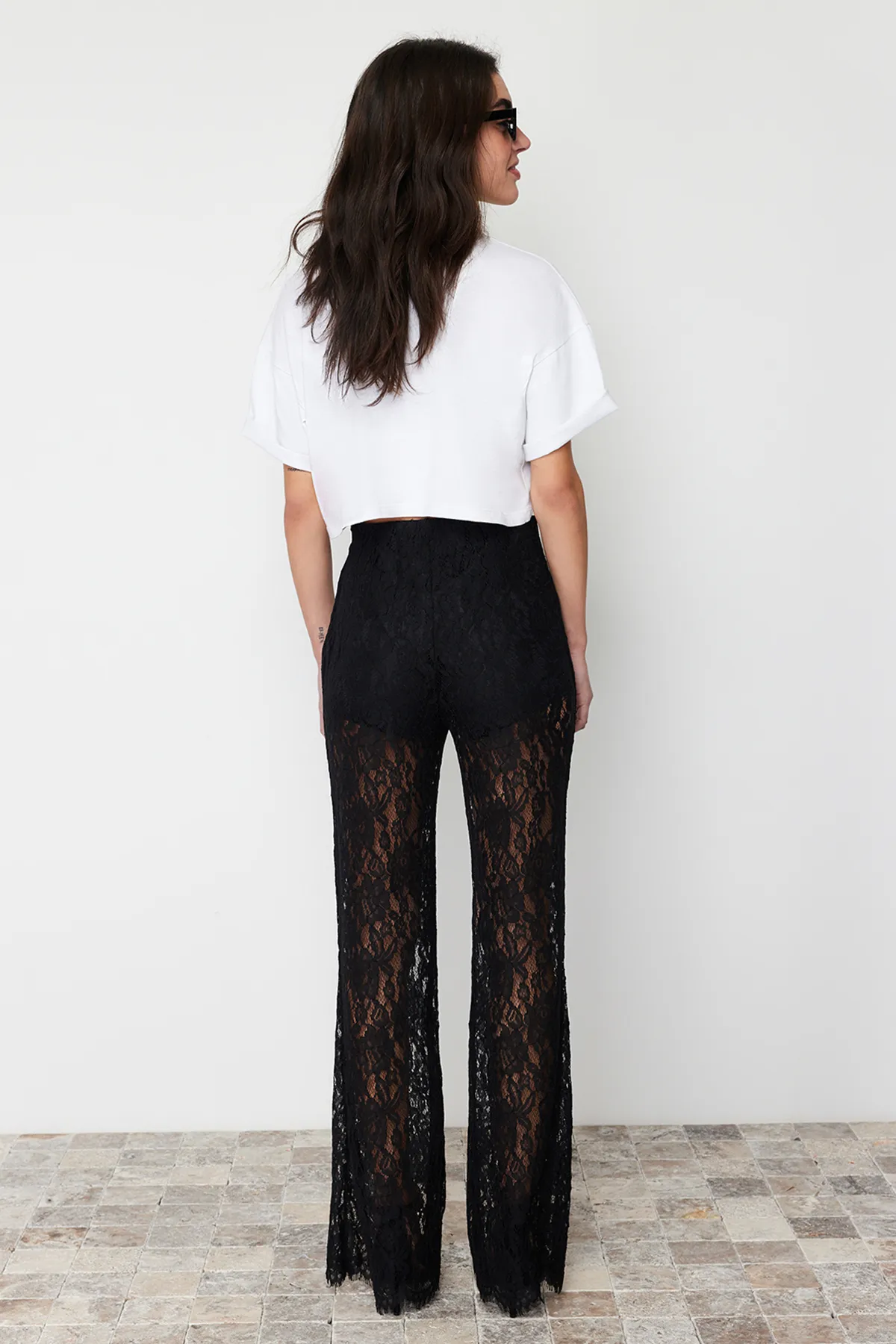 Trendyol Collection  Schwarze, gewebte Hose mit ausgestelltem Bein und Spitze TWOSS24PL00096