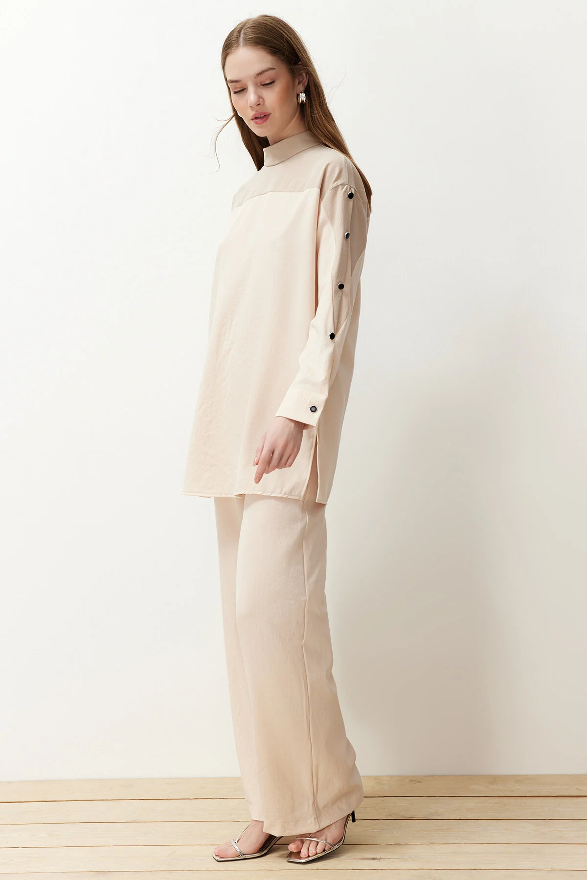 Trendyol Modest  Gewebtes Aerobin-Unterteil mit Steinknopfdetails und Farbblockierung, oberes Set TCTSS24US00046