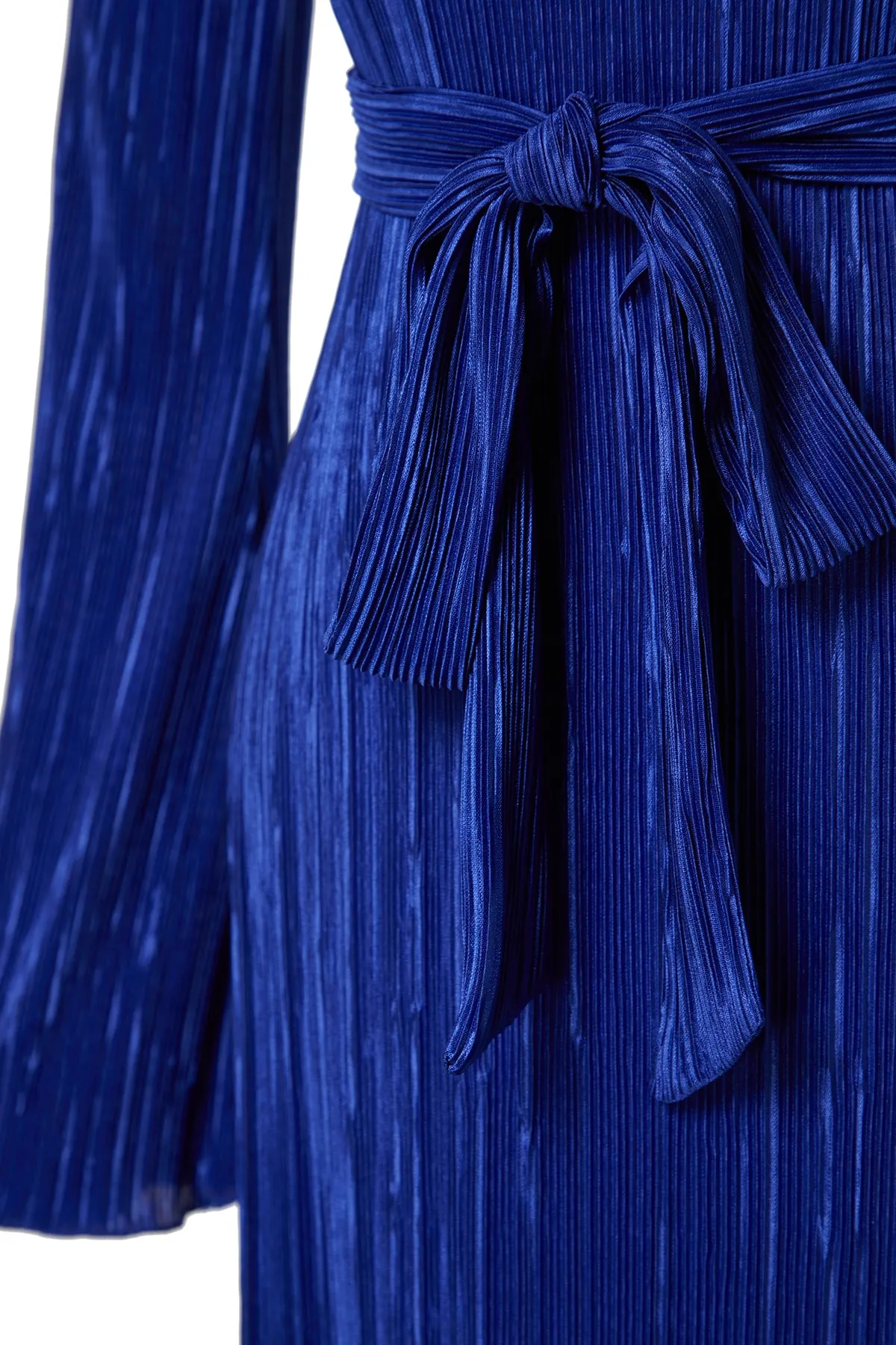 Trendyol Collection  Marineblaues Midi-Strickkleid in A-Linie mit ausgestellten Ärmeln aus Premium-Plisseestoff mit detailliertem Ausschnitt TWOAW24EL00125