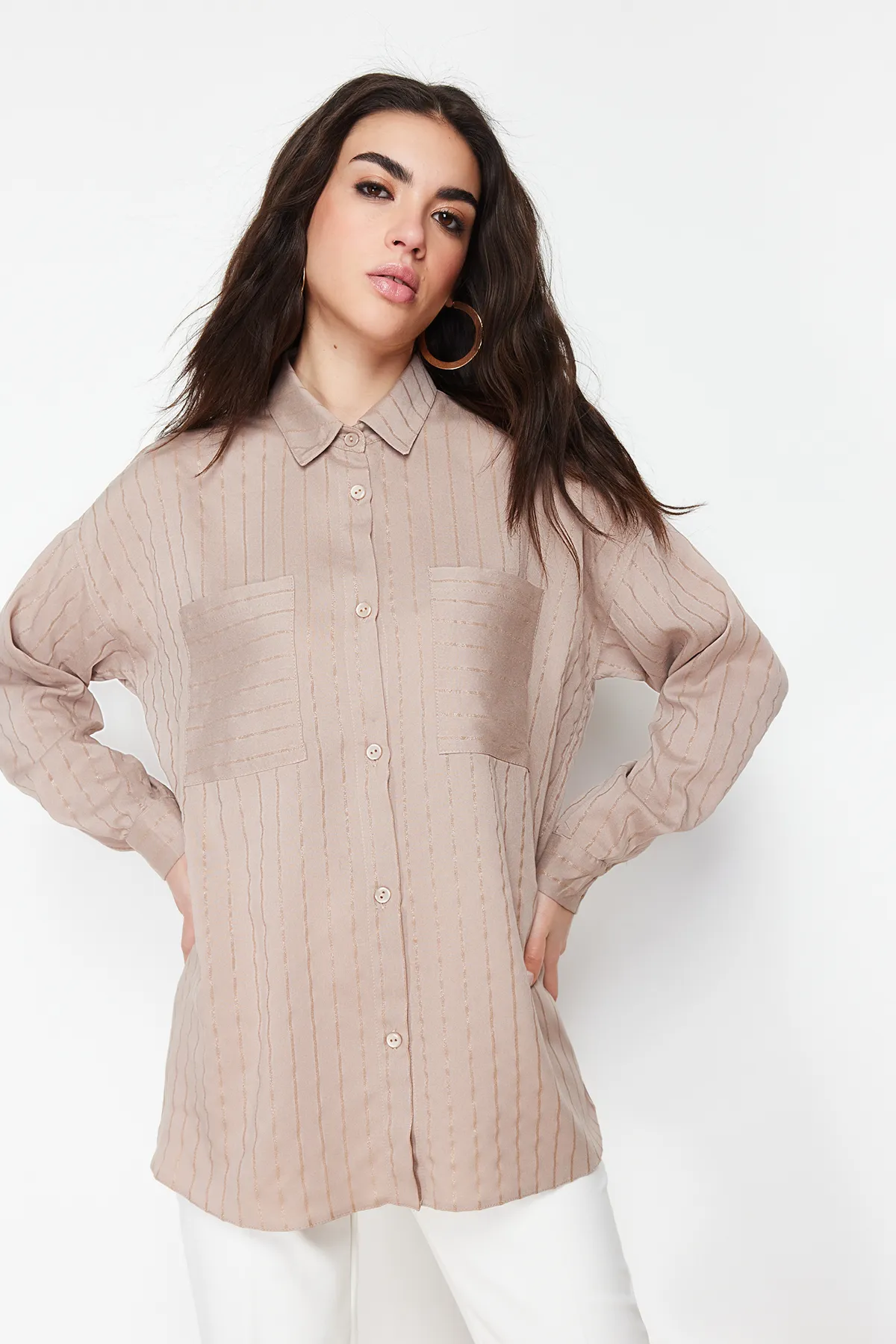 Trendyol Modest  Beige gestreiftes, gewebtes Hemd mit Glitzer TCTSS24TG00049