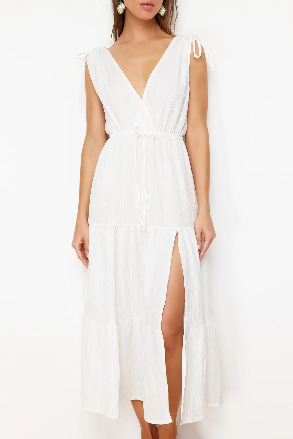 Trendyol Collection  Ecrufarbenes, gewebtes, gerafftes Maxi-Strandkleid TBESS24EL00089