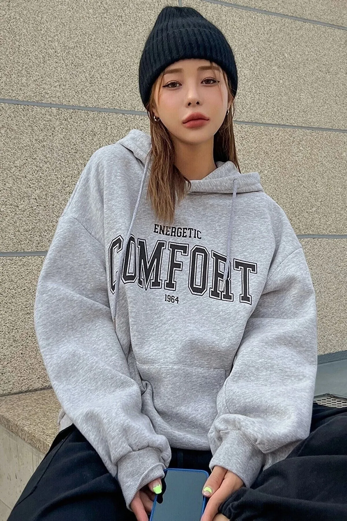 MODAGEN  Unisex-Sweatshirt in Grau mit bequemem Aufdruck und Kapuze in Übergröße