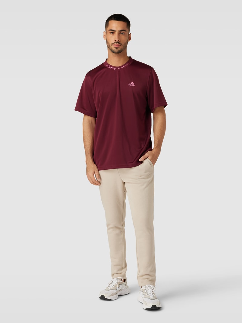 T-Shirt mit Label-Stitching in bordeaux rot