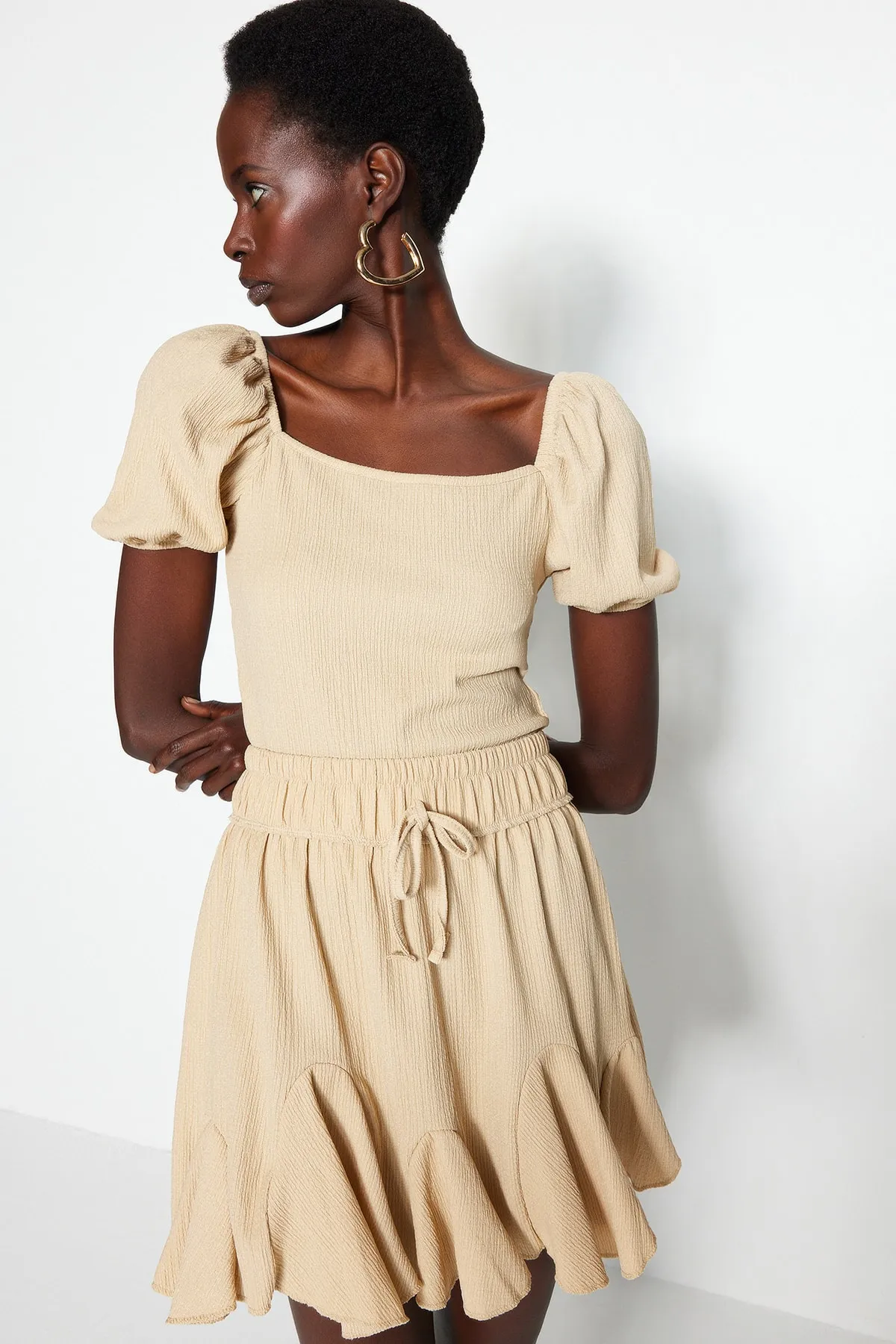 Trendyol Collection  Beige, kurz geschnittene, eng anliegende Strickbluse mit Ballonärmeln und eckigem Ausschnitt TWOSS22BZ00126