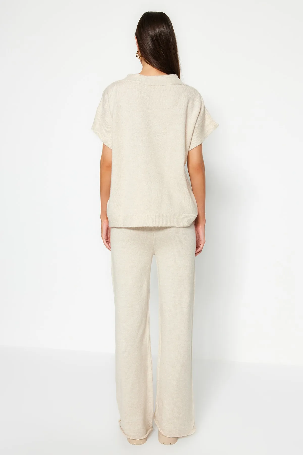 Trendyol Collection  Set aus Oberteil und Unterteil aus Strick mit V-Ausschnitt und weicher Struktur in Stein TWOAW24AU00042