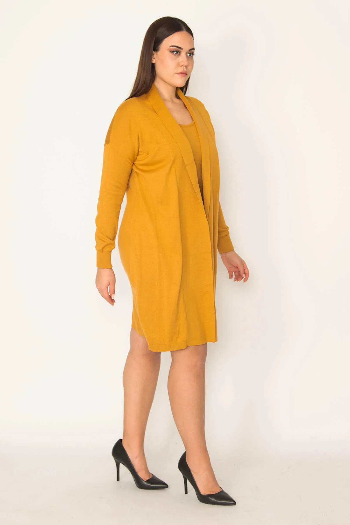 Şans  Damen-Strickjacke in Senfgelb vorne in Übergröße 65n19811