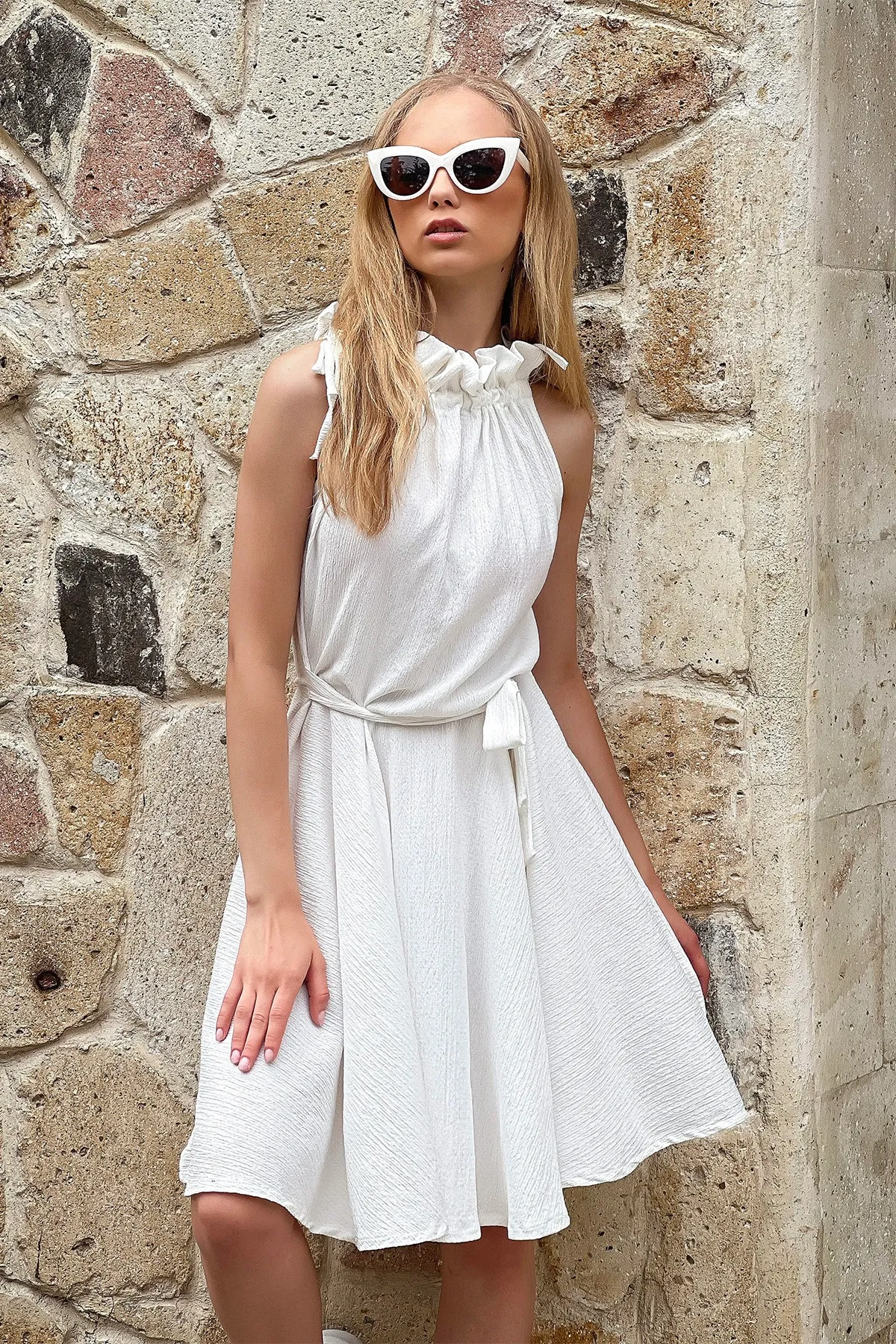 Trend Alaçatı Stili  Ecrufarbenes, ausgestelltes Kleid mit Kragen und Gürtel für Damen ALC-771-001