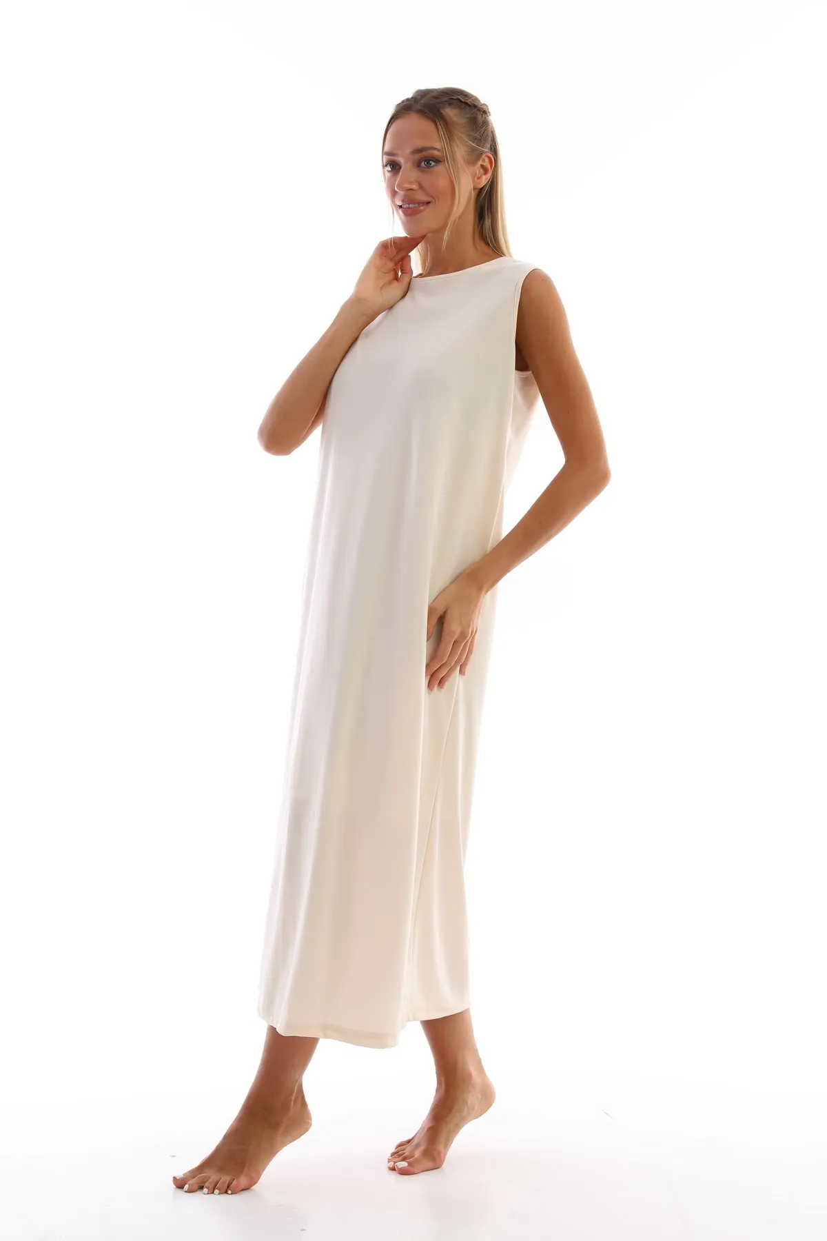 medipek  Beigefarbenes, ärmelloses Kleid mit Unterwäsche und Unterrock