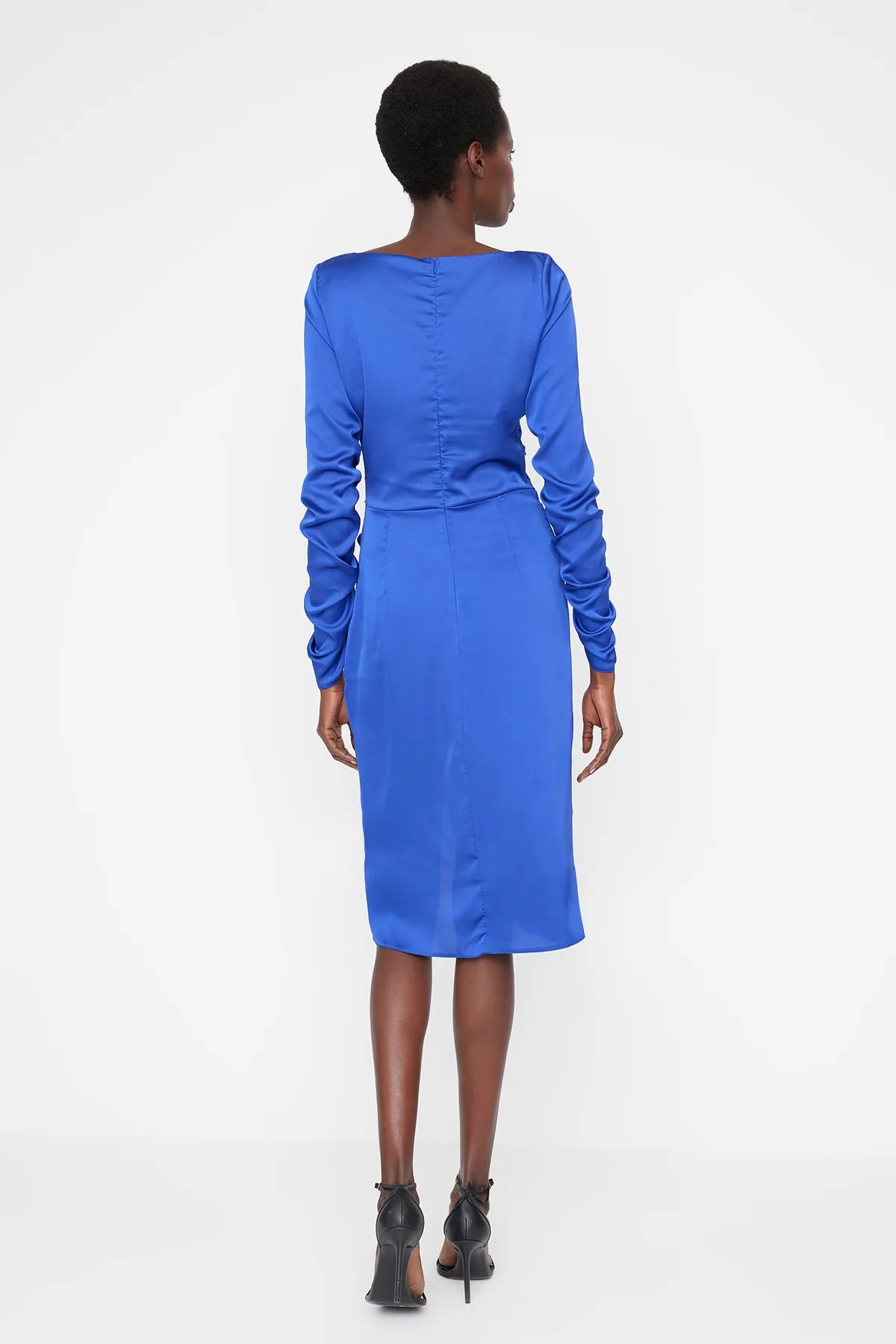 Trendyol Collection  Elegantes Abendkleid aus Satin mit quadratischem Ausschnitt von Saks TPRAW23EL00291