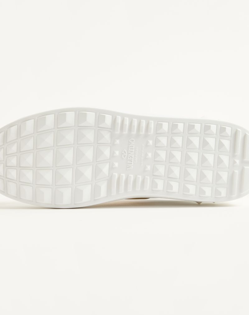 Åben sneaker med metallisk bånd