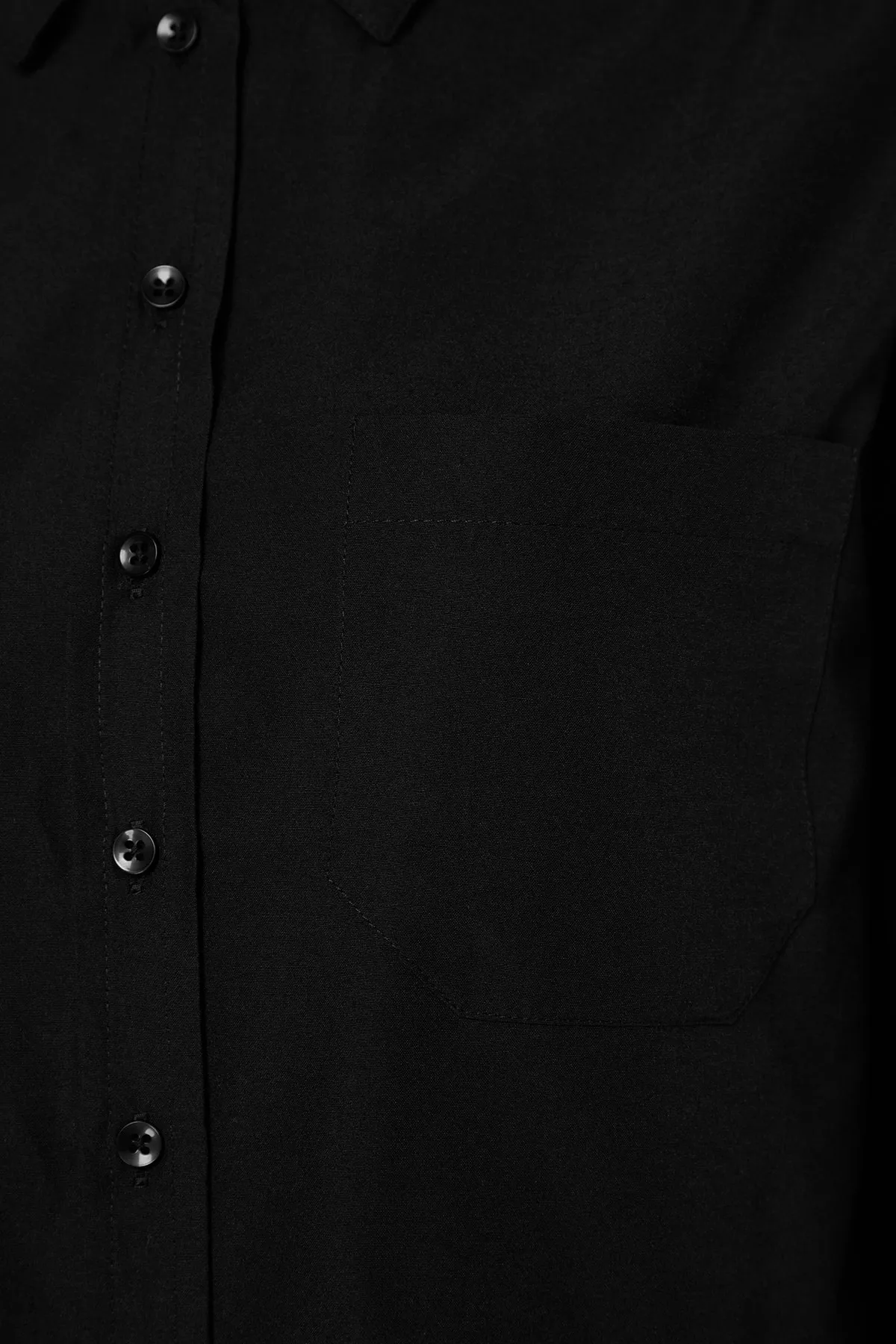 Trendyol Collection  Schwarzes Boyfriend-Hemd mit breiter Passform und gewebter Baumwolle und einer Tasche TWOAW20GO0115