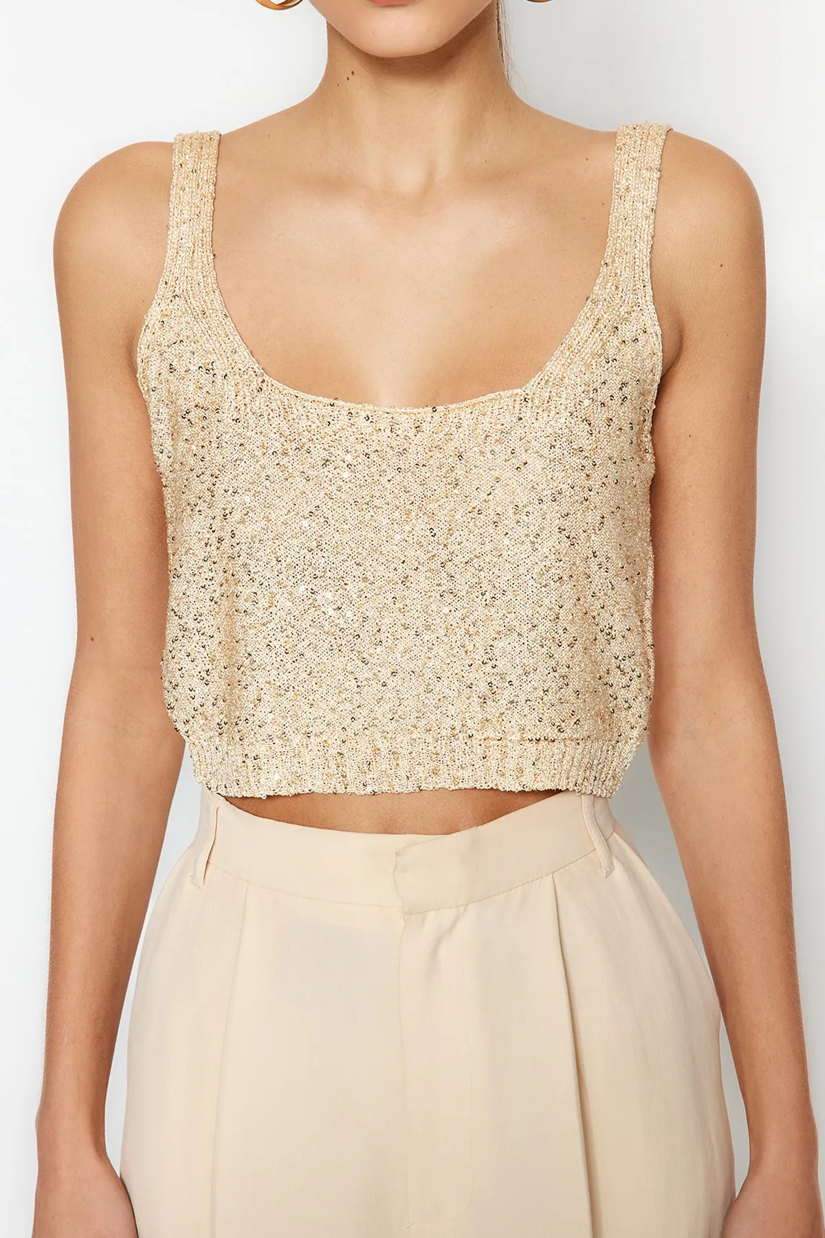 Trendyol Collection  Kamelfarbene, dünne Super-Crop-Strickbluse mit Pailletten TWOSS23BZ00631