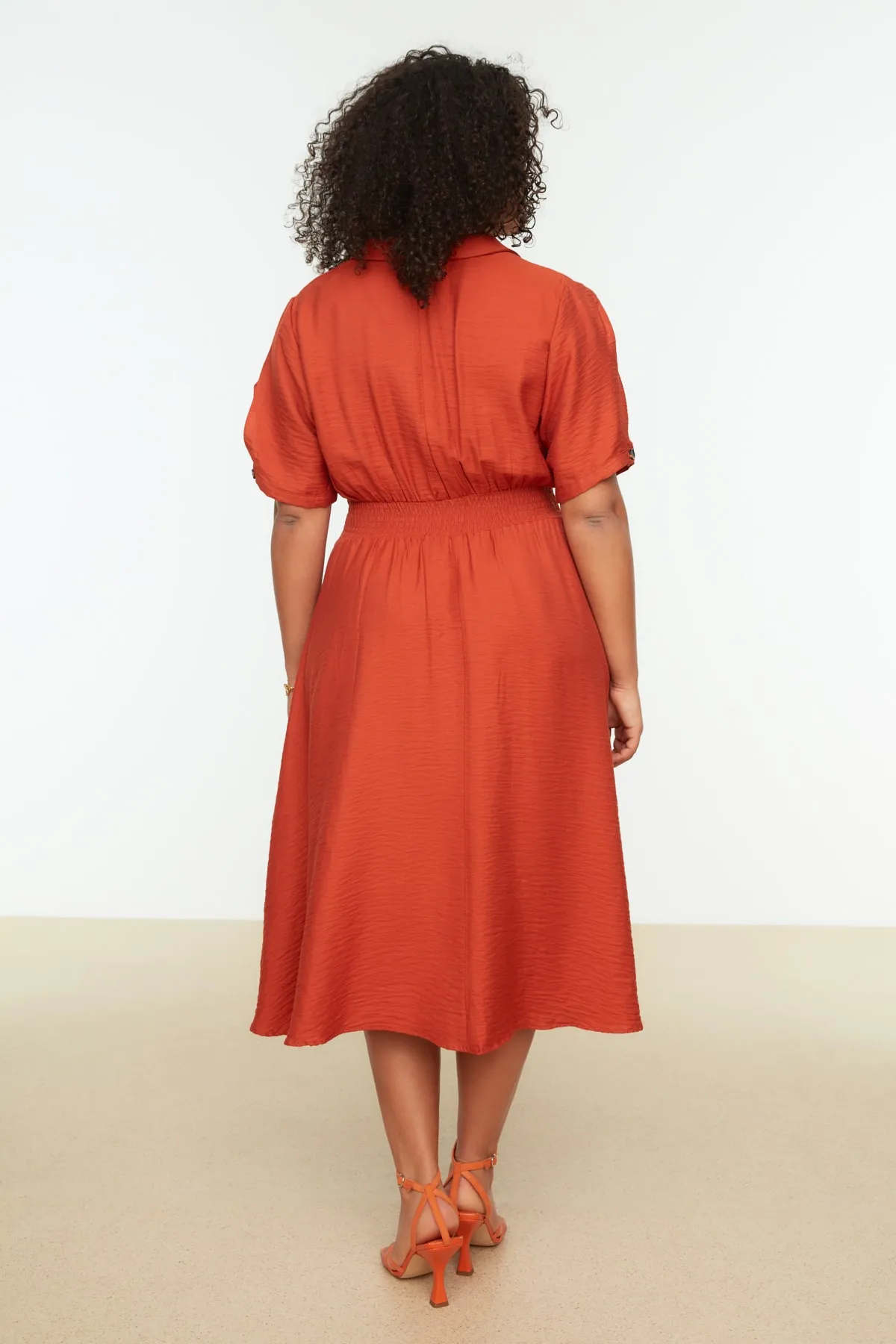 Trendyol Curve  Orangefarbenes Kleid mit gewebter elastischer Taille und Knopfdetail TBBSS22EL1563