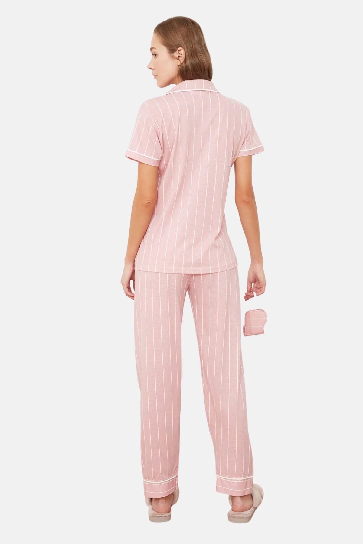 Trendyol Collection  Gestricktes Pyjama-Set mit rosa Baumwollstreifen und Paspelierung und detailliertem Schlafband THMSS21PT1225