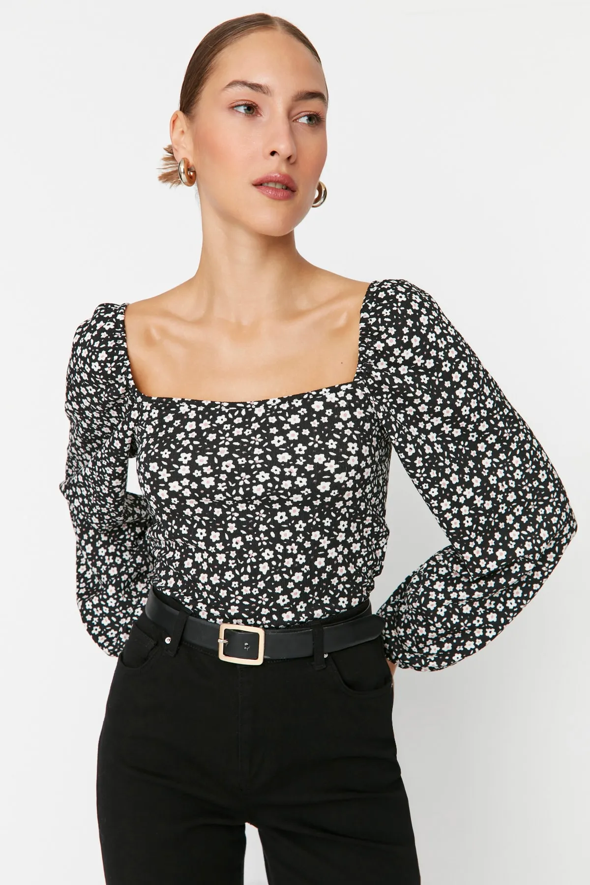 Trendyol Collection  Schwarzer, figurbetonter Pullover mit quadratischem Ausschnitt und strukturierter Strickbluse mit Blumenmuster TWOAW22BZ0254