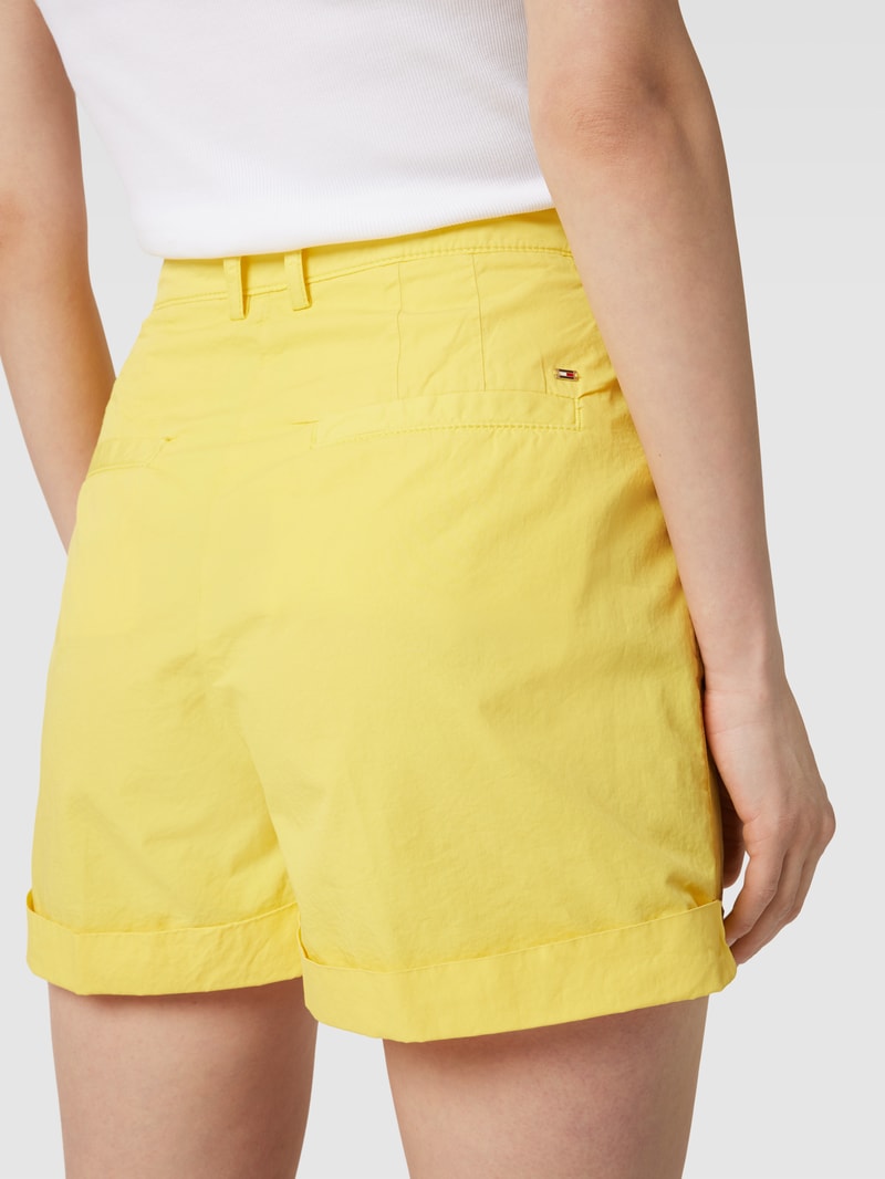 Shorts mit fixierten Beinumschlägen in gelb