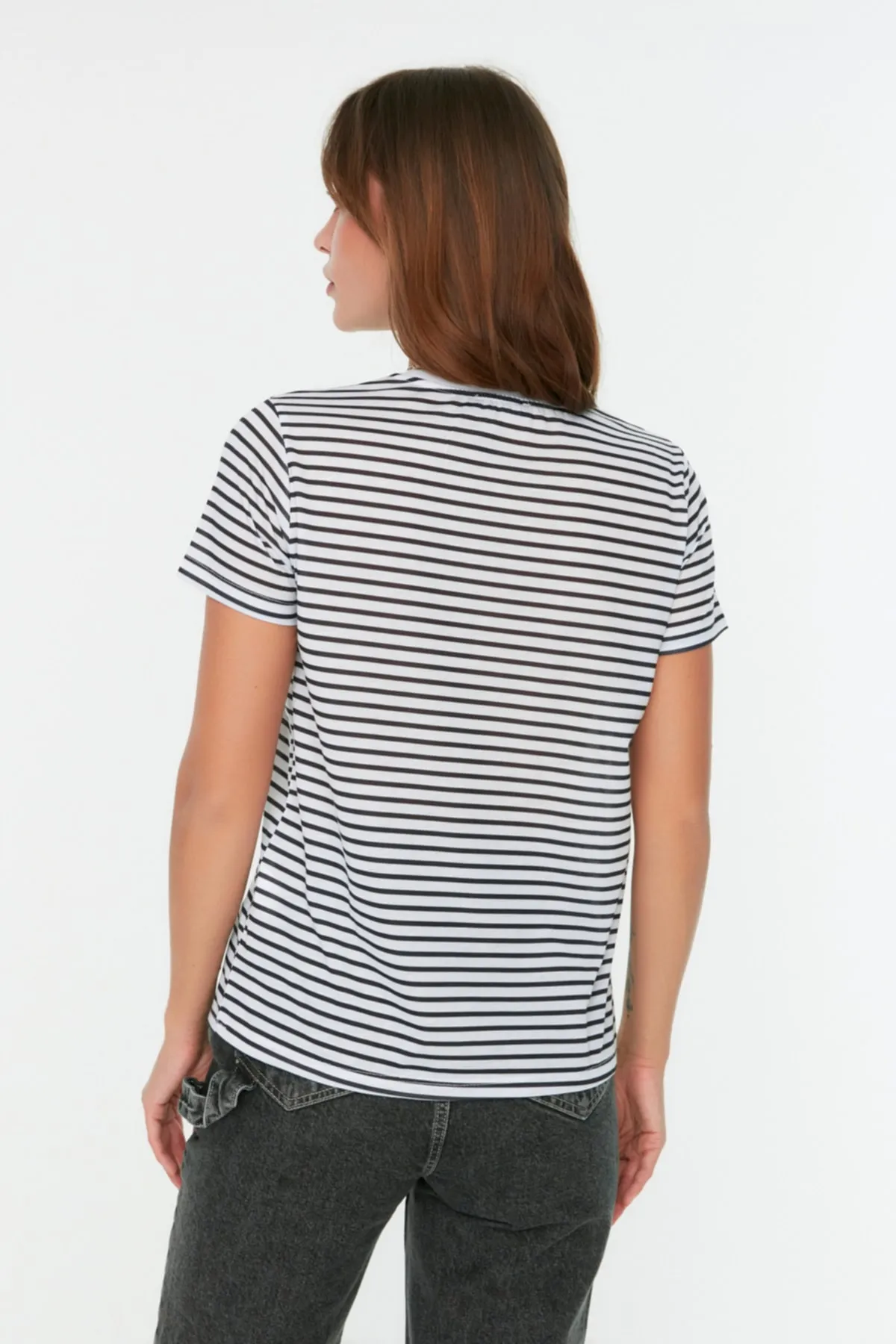 Trendyol Collection  Schwarz gestreiftes Basic-Strick-T-Shirt TWOSS21TS0904