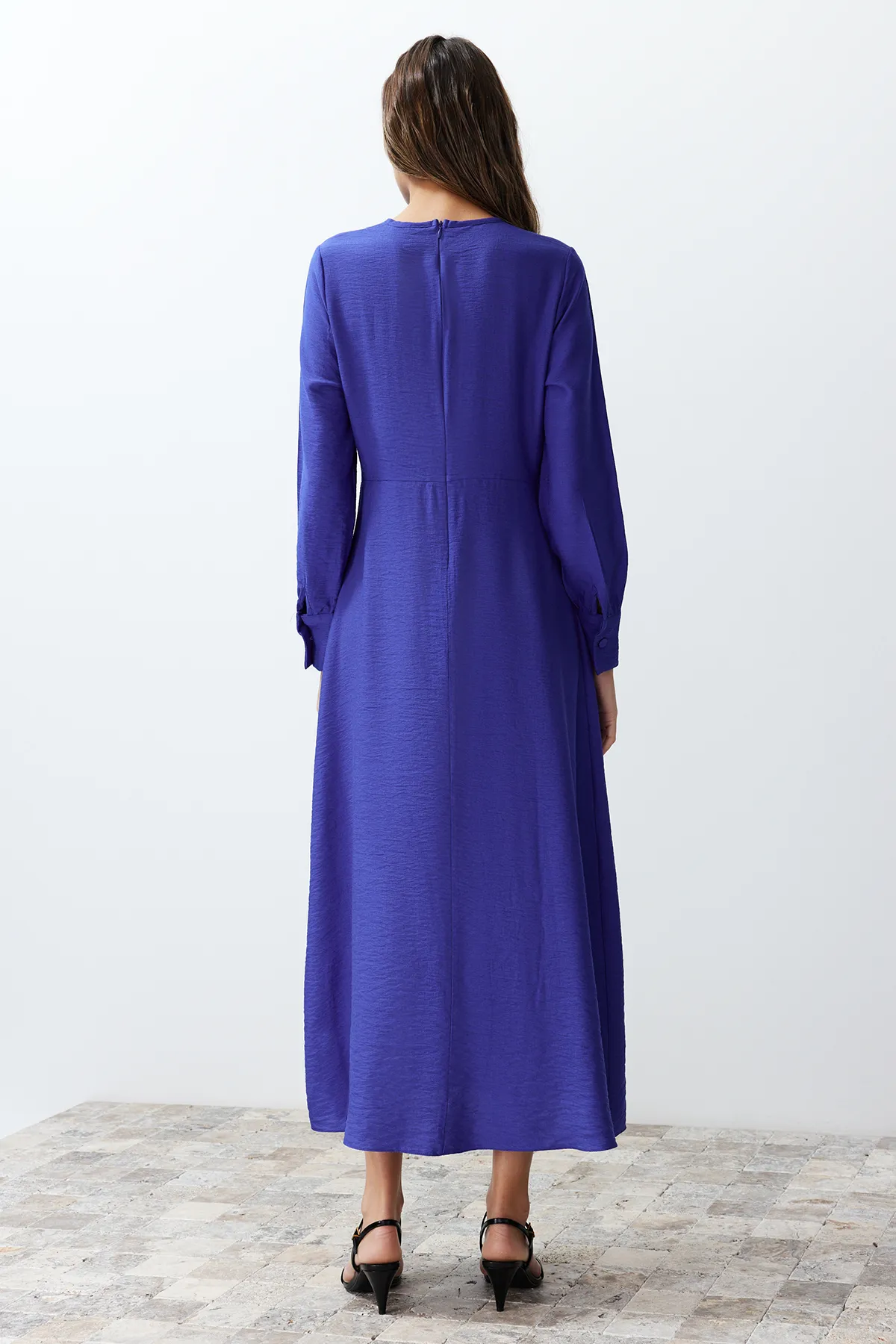Trendyol Modest  Saks-Webkleid mit Bindedetail an der Taille TCTSS23EB00221