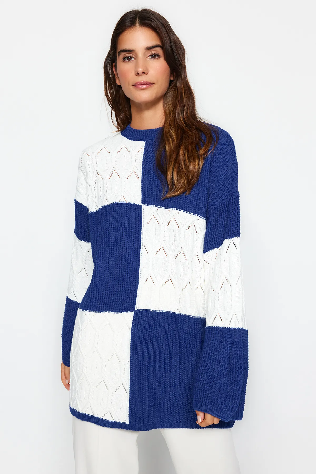 Trendyol Modest  Blauer durchbrochener/perforierter Farbblock-Strickpullover TCTAW24AK00055