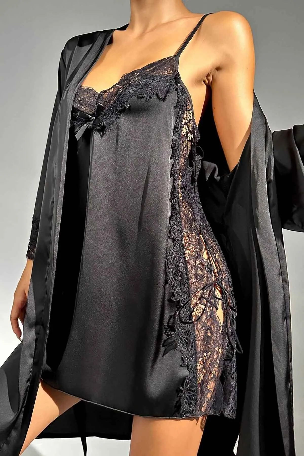 Merry See  Set aus besticktem Satin-Nachthemd mit Schnürung und Spitze