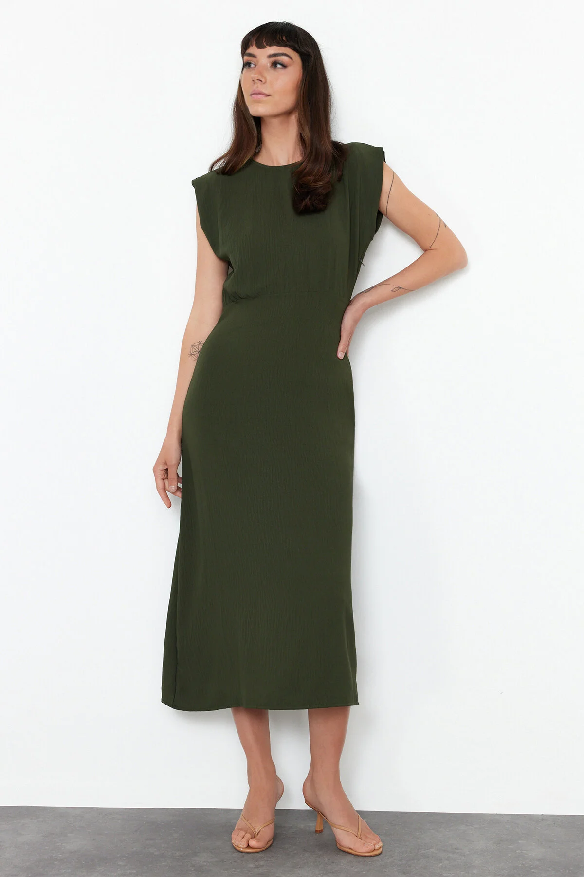 Trendyol Collection  Khakifarbenes gewebtes Midikleid TWOSS24EL00601