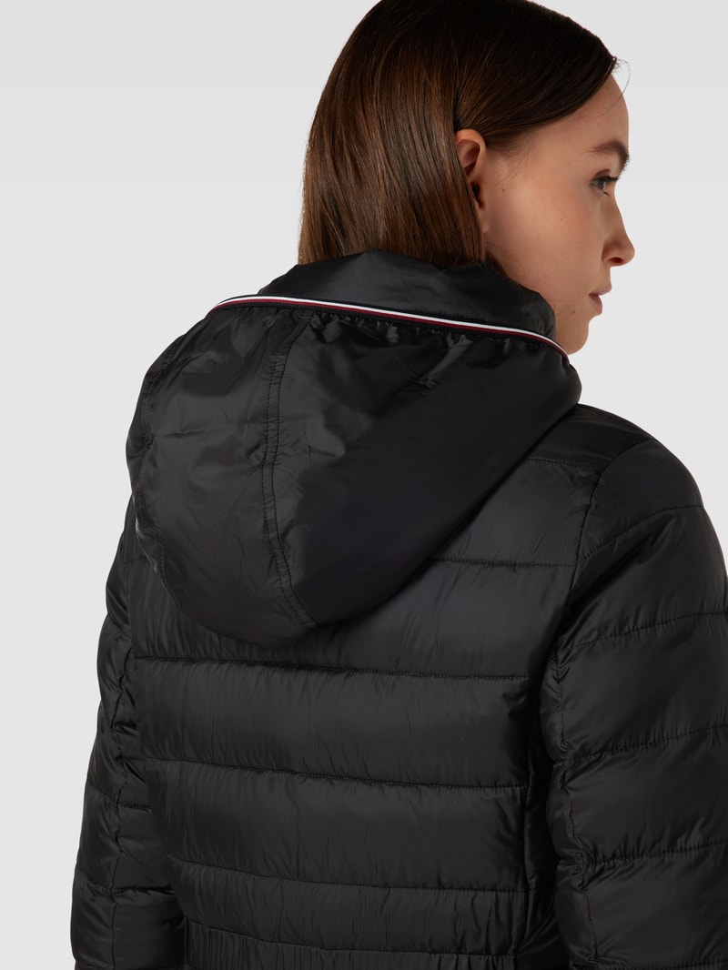 Steppjacke mit Label-Stitching in schwarz