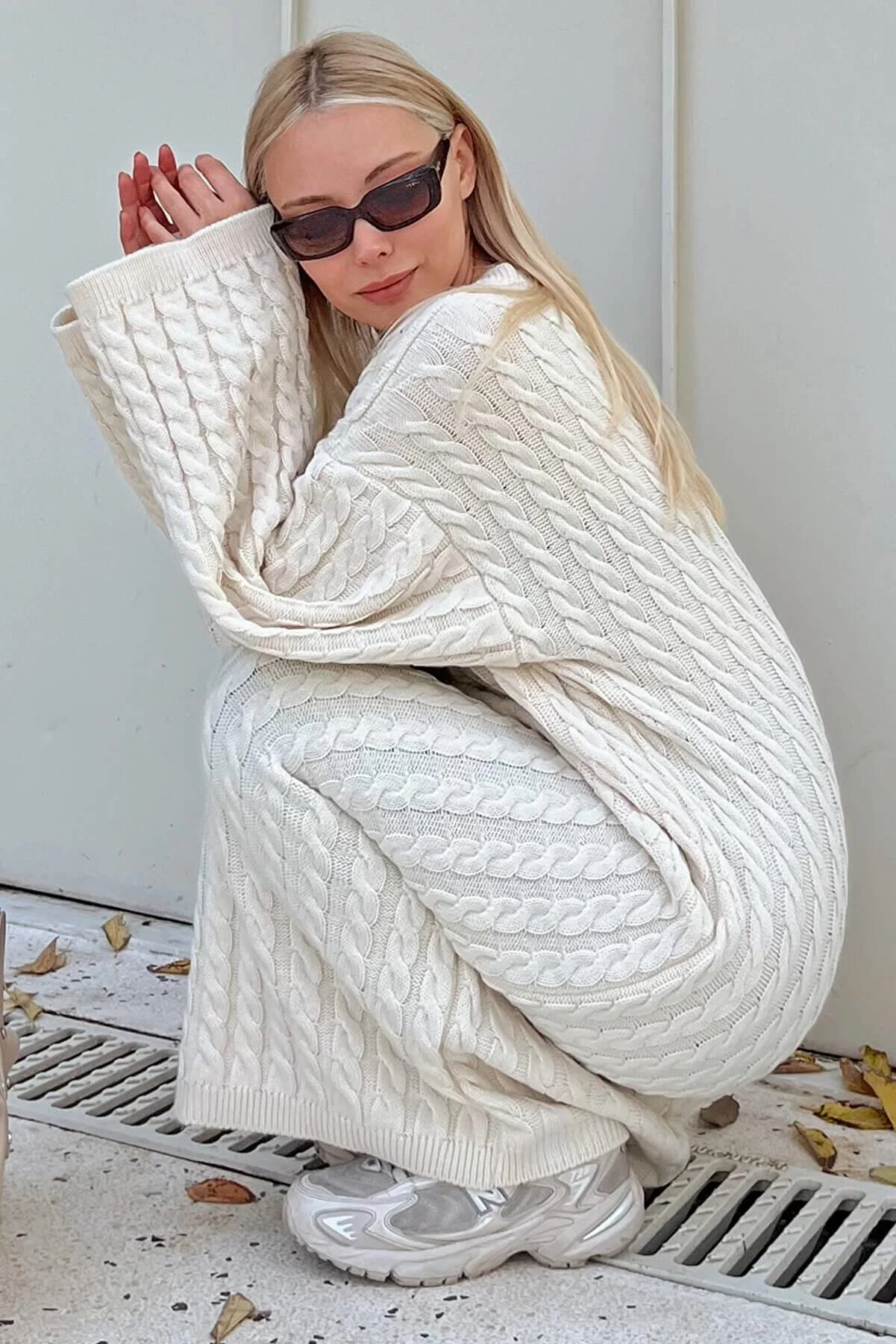 Swist  Beiges geflochtenes Strick-Midikleid mit Rundhalsausschnitt für Damen
