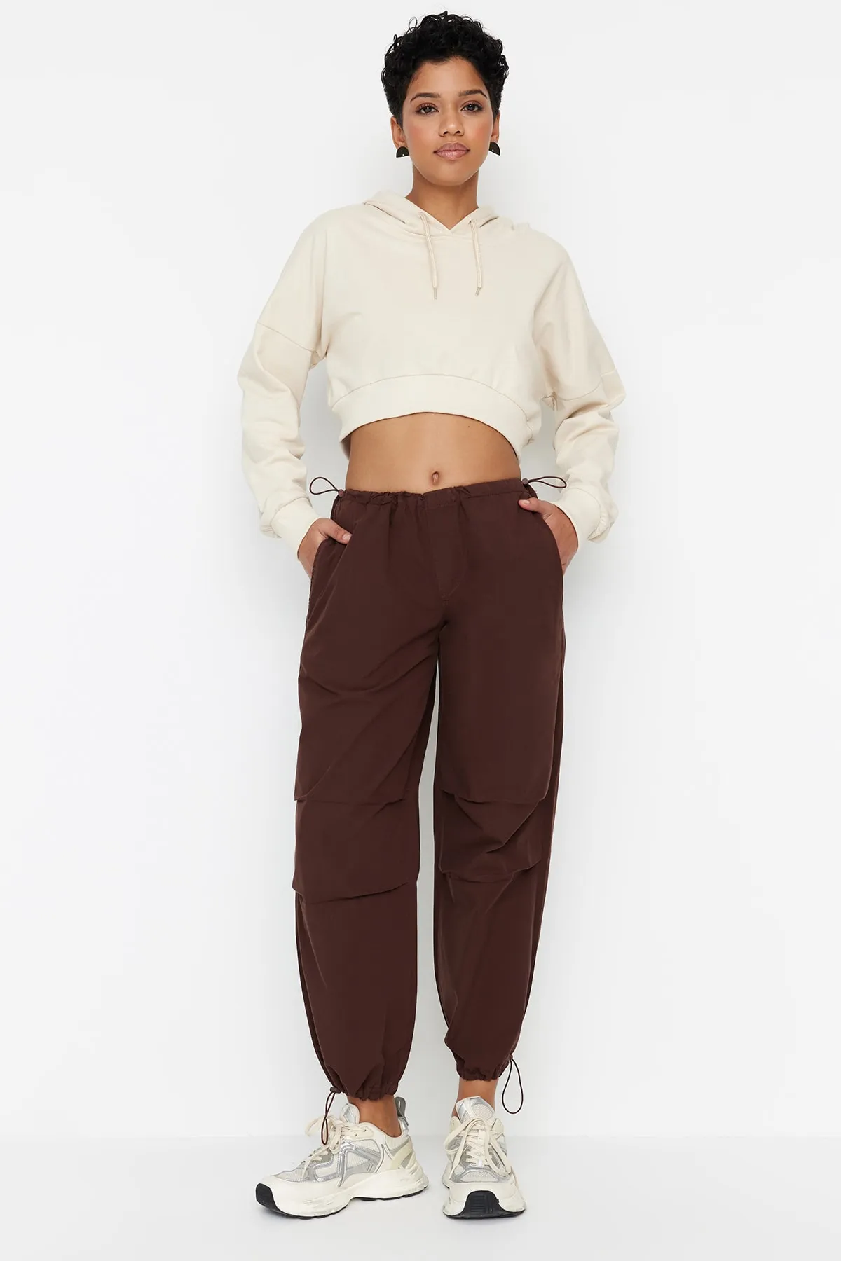 Trendyol Collection  Braune Stopper-Fallschirmhose mit normaler Taille TWOAW23JE00738