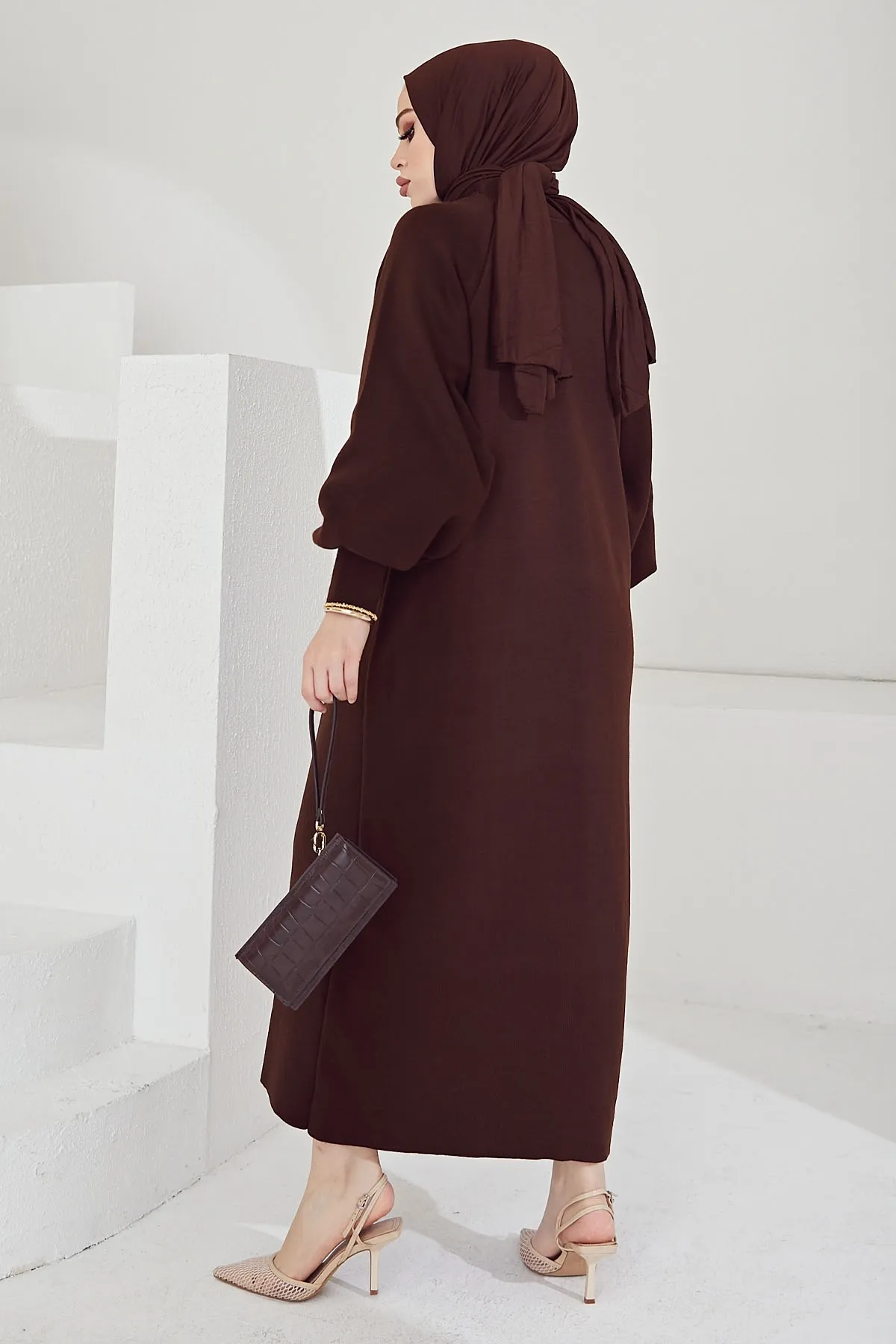 InStyle  Mina Hijab-Kleid aus Strick mit Ballonärmeln – Bitterbraun