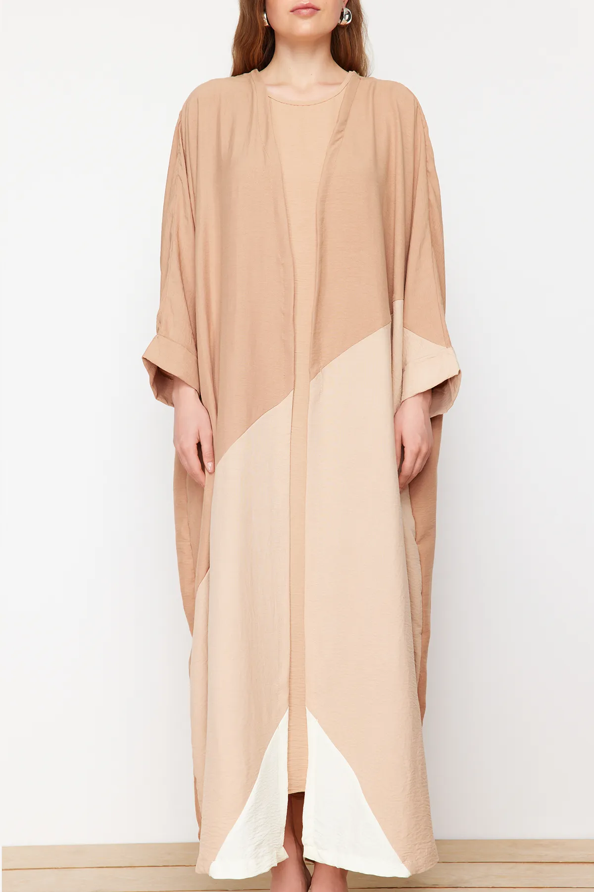 Trendyol Modest  Kamelfarbene, lange gewebte Kappe mit Gürtel und Farbblockdesign & Ferace TCTSS24KF00002