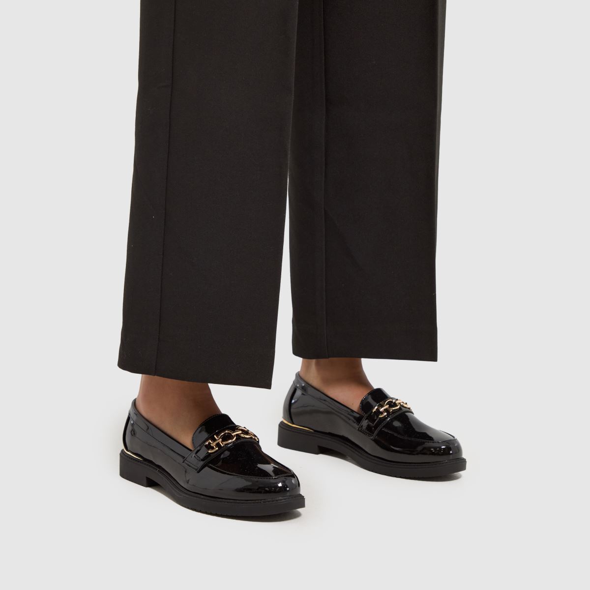 Schuh – Larsa – Svarta, platta loafers med lackdetaljer