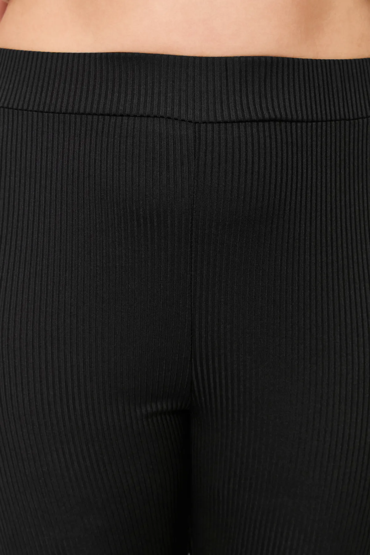 Trendyol Curve  Schwarze, weit geschnittene Strickhose TBSSS23AR00003