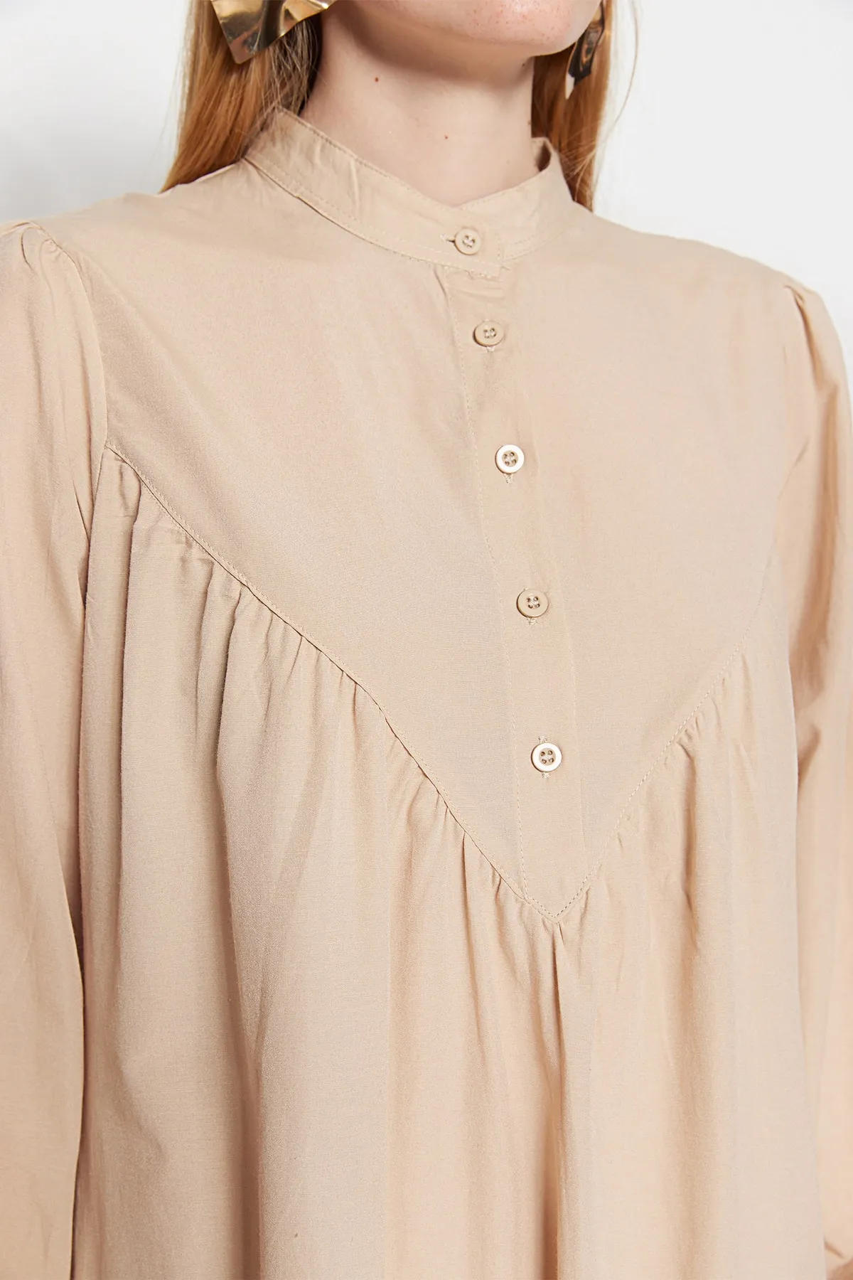 Trendyol Modest  Beiges, gefüttertes, gewebtes Kleid aus Baumwolle mit Ballonärmeln, halber Knopfleiste und weiter Passform TCTSS23EB00371