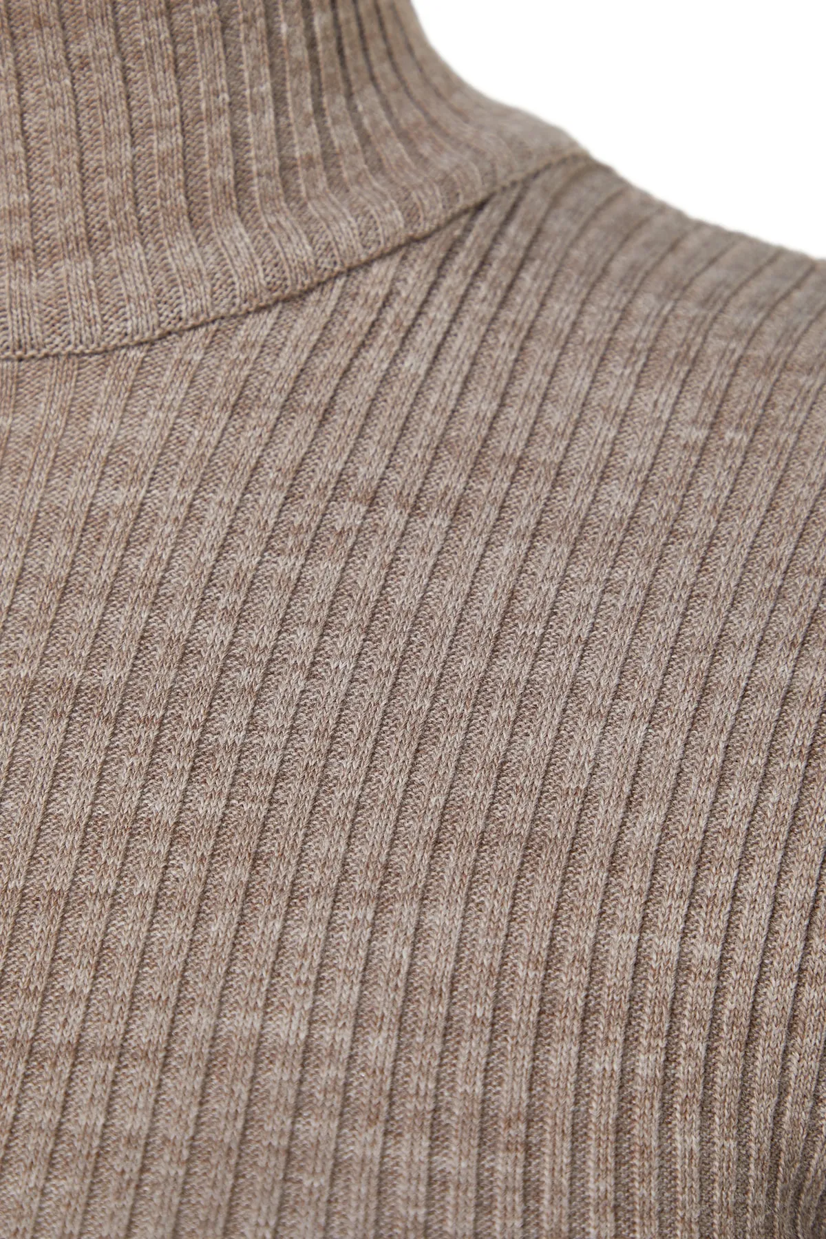 Trendyol Collection  Nerzfarbenes Mini-Strickkleid mit Accessoire-Detail TWOAW23EL01389