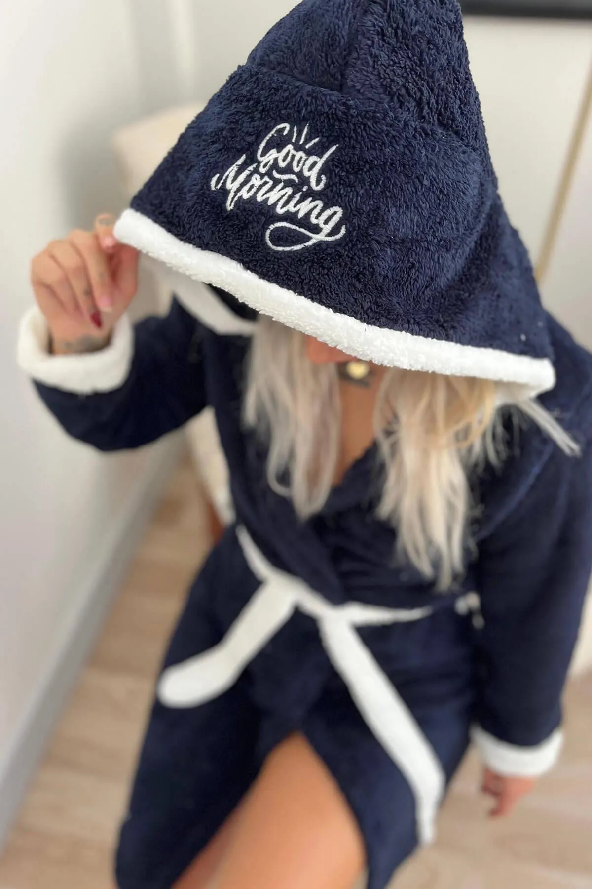Pijamaevi  Marineblauer GM-gemusterter Damen-Morgenmantel aus Plüsch mit Kapuze