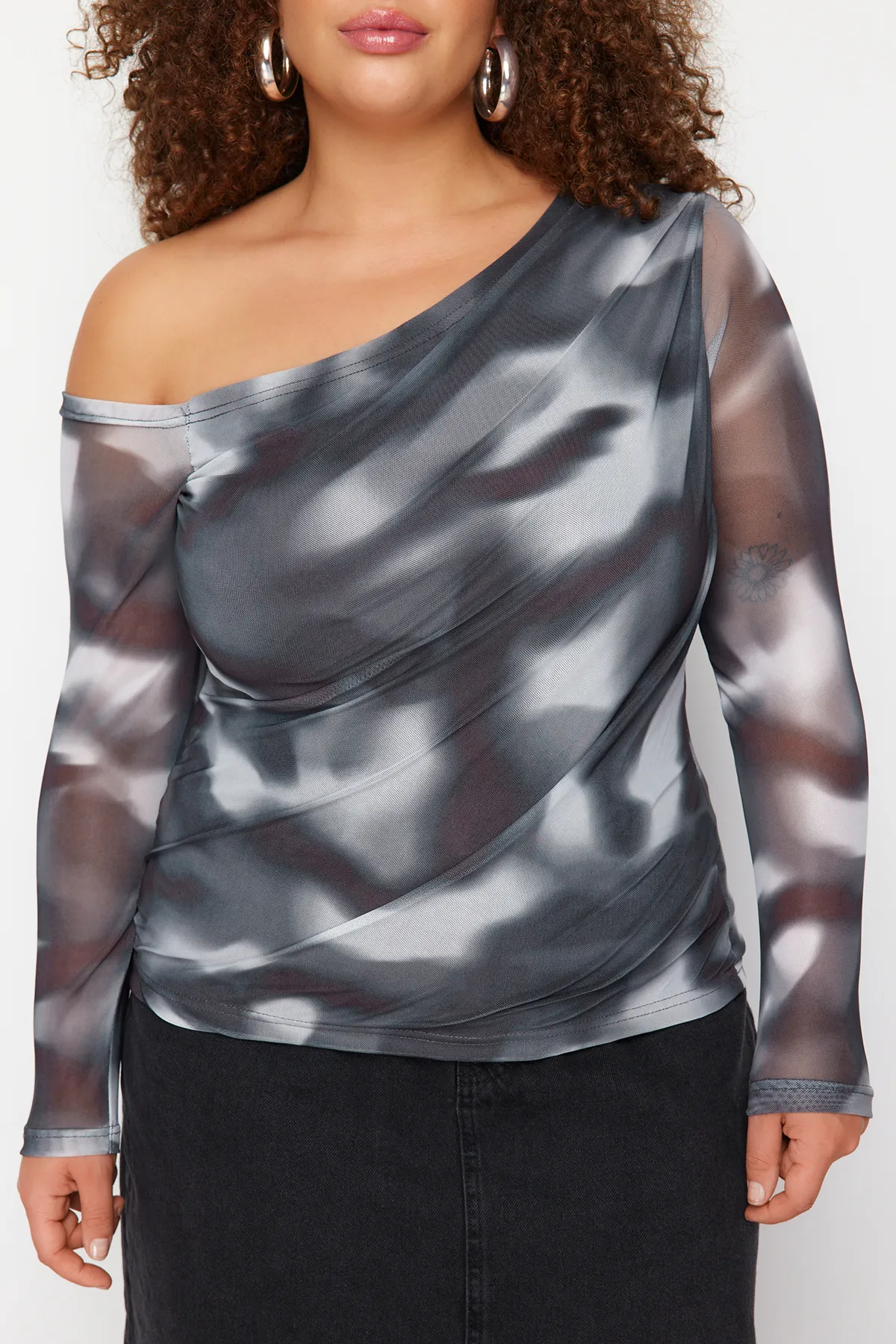 Trendyol Curve  Anthrazitfarbene Strickbluse mit Tüllfutter und asymmetrischem Kragen TBBSS24AF00025
