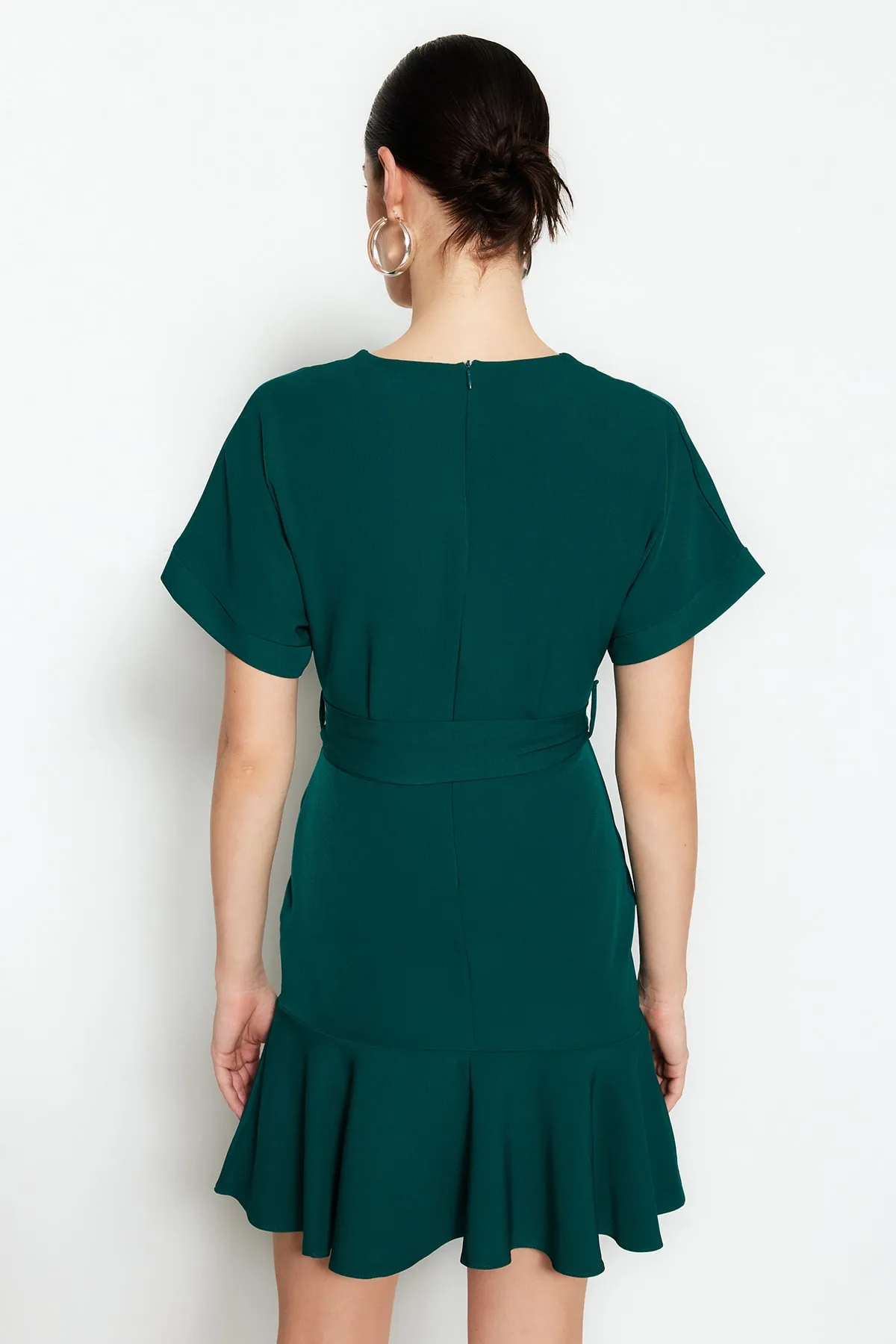 Trendyol Collection  Grünes Mini-Webkleid mit Gürtel und Rüschen, zweireihigem Kragen TWOSS20EL0944