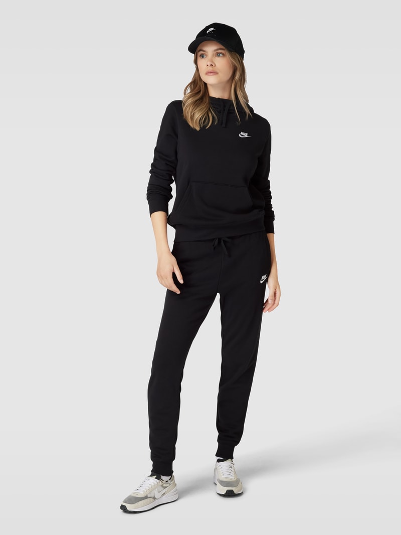 Sweatpants mit Label-Detail Modell 'NSW CLUB' in schwarz