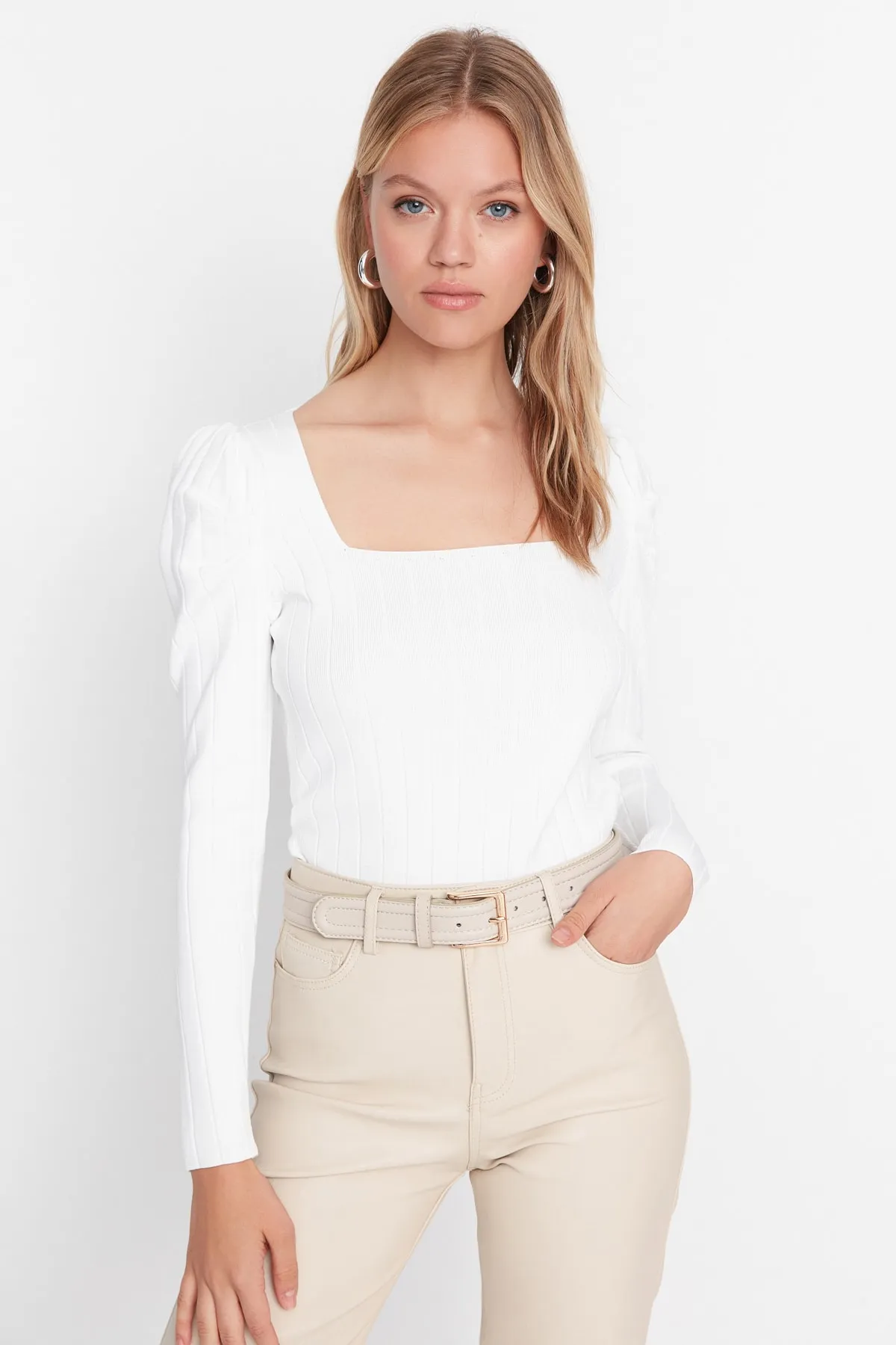 Trendyol Collection  Ecrufarbener Strickpullover mit gerafftem quadratischem Kragen TWOAW21KZ0649