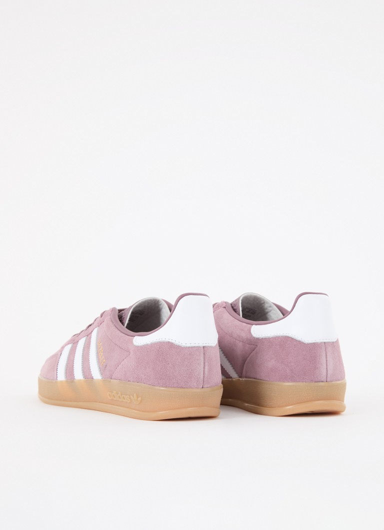Pantofi sport Adidas Gazelle pentru interior pe față cu detalii din piele.