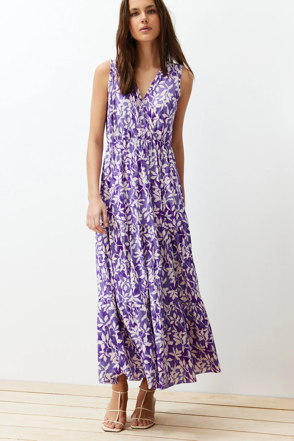 Trendyol Collection  Dunkelviolettes, florales A-Linien-Maxikleid mit V-Ausschnitt und ärmellosem A-Linien-Polyester-Camisole-Maxikleid TWOSS22EL1588