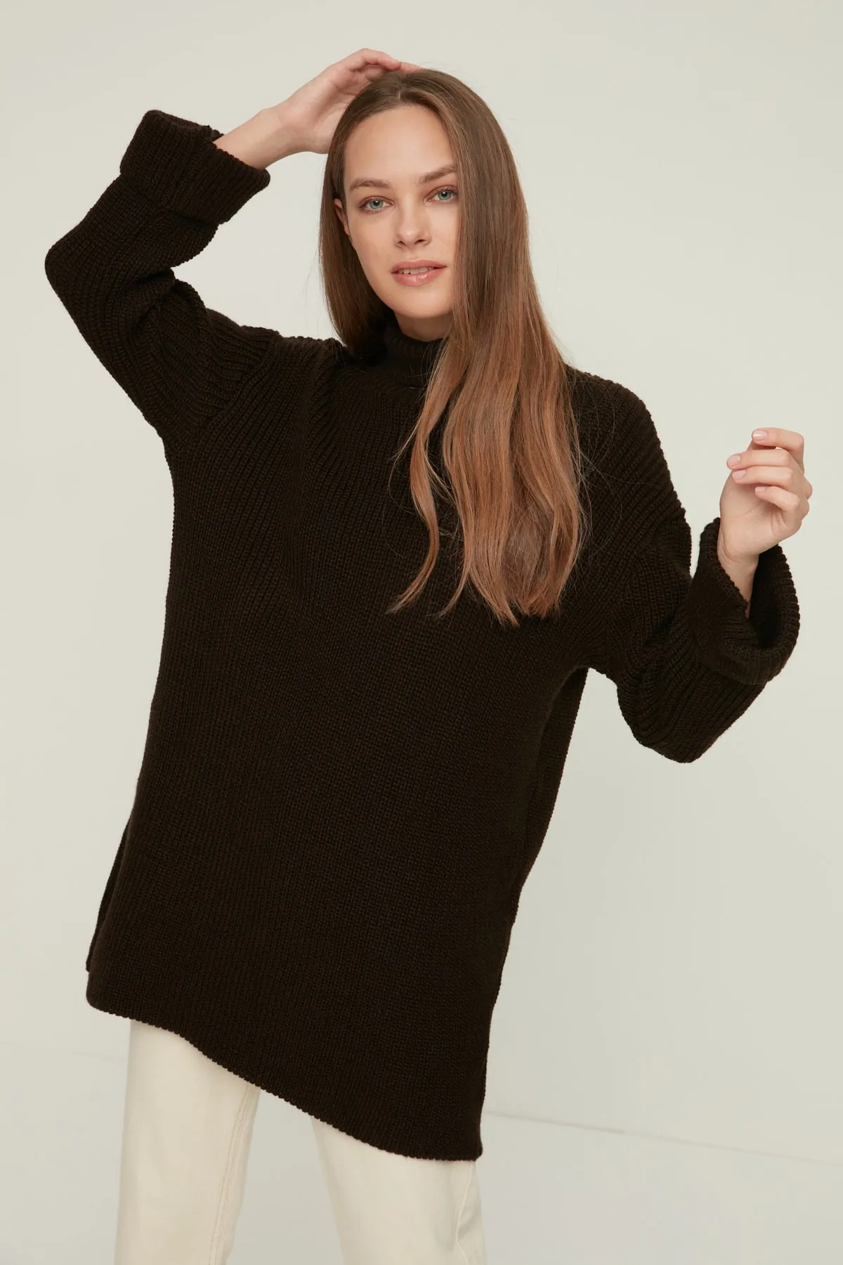 Trendyol Modest  Brauner Rollkragenpullover aus Strick TCTAW22AK0156