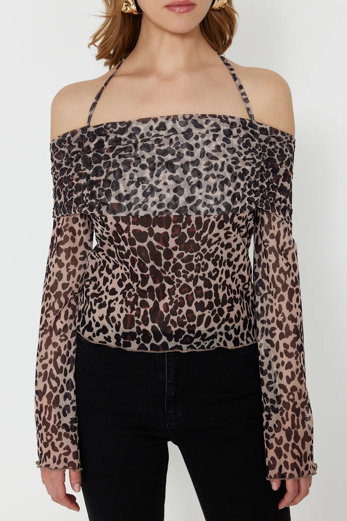 Trendyol Collection  Braune Strickbluse mit Tiermuster, ausgestellten Ärmeln und Bindedetail TWOSS24BZ00046