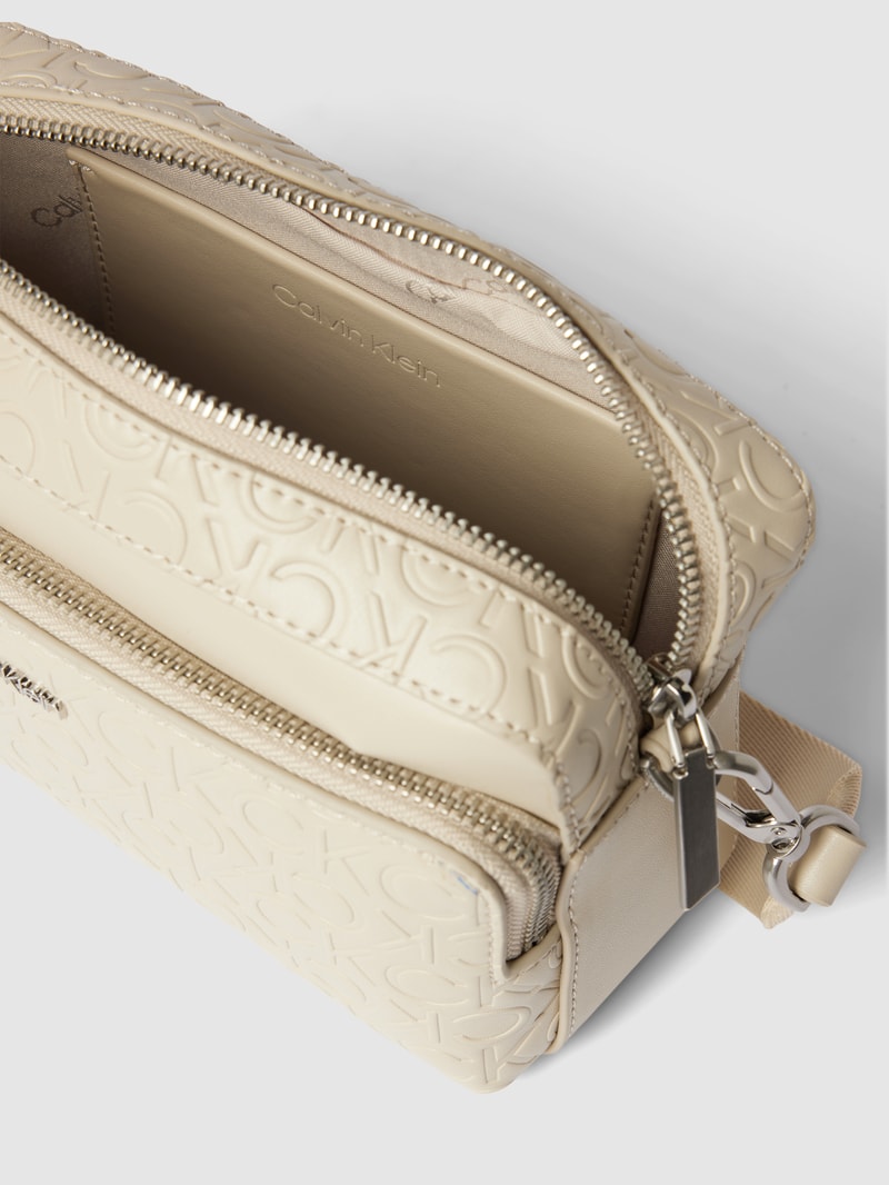 Umhängetasche mit Label-Details Modell 'CAMERA' in beige