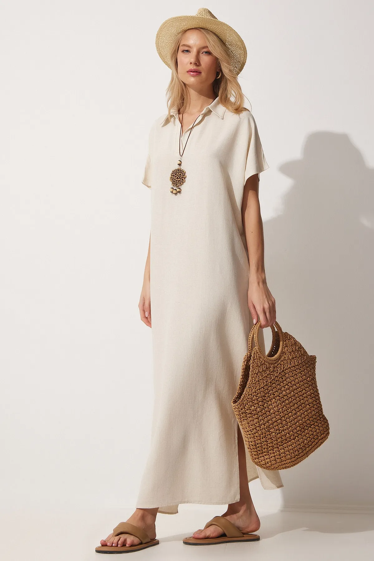 Happiness İstanbul  Langes Sommerleinenkleid mit cremefarbener Halskette für Damen ZH00015