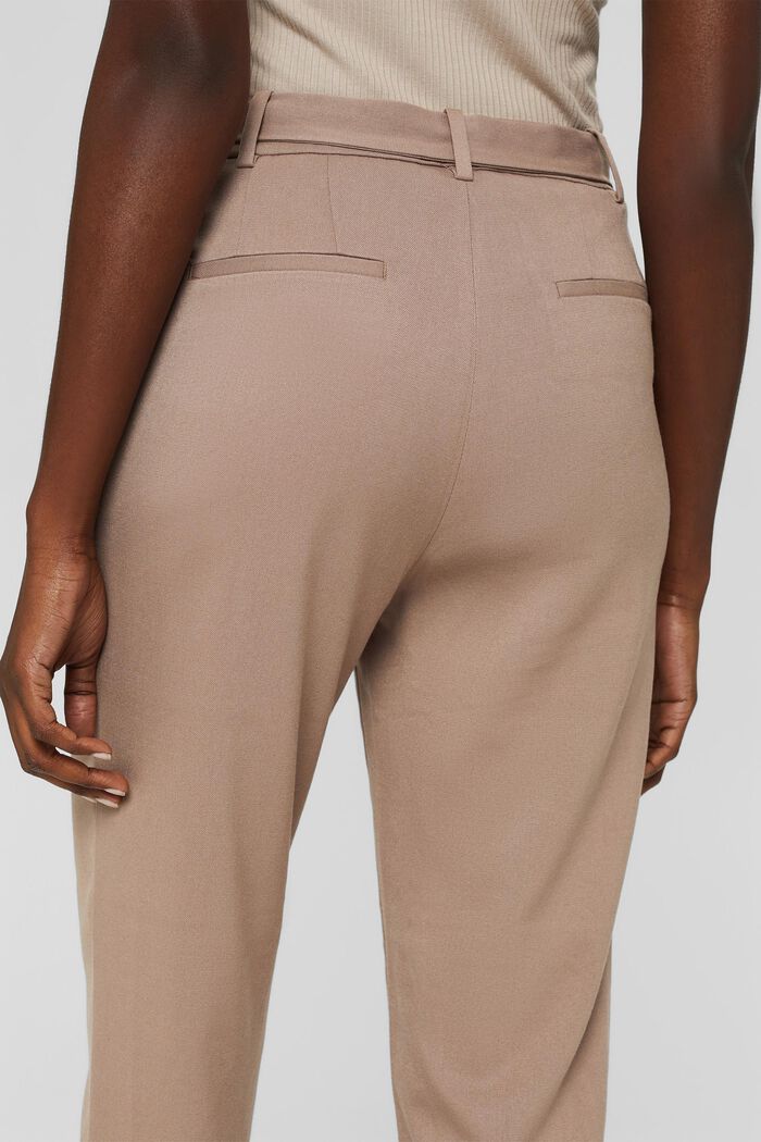 Chino mit hohem Bund und Gürtel