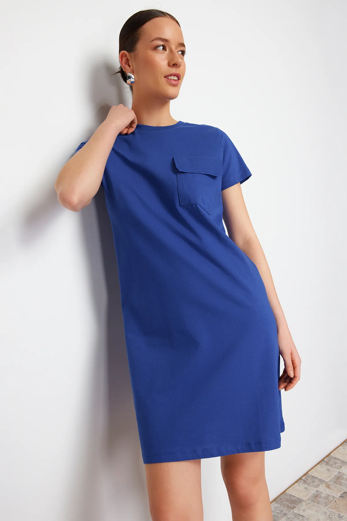 Trendyol Collection  Saks T-Shirt-Kleid aus 100 % Baumwolle mit Taschen, Rundhalsausschnitt und kurzen Ärmeln, gestrickt, TWOSS24EL00120