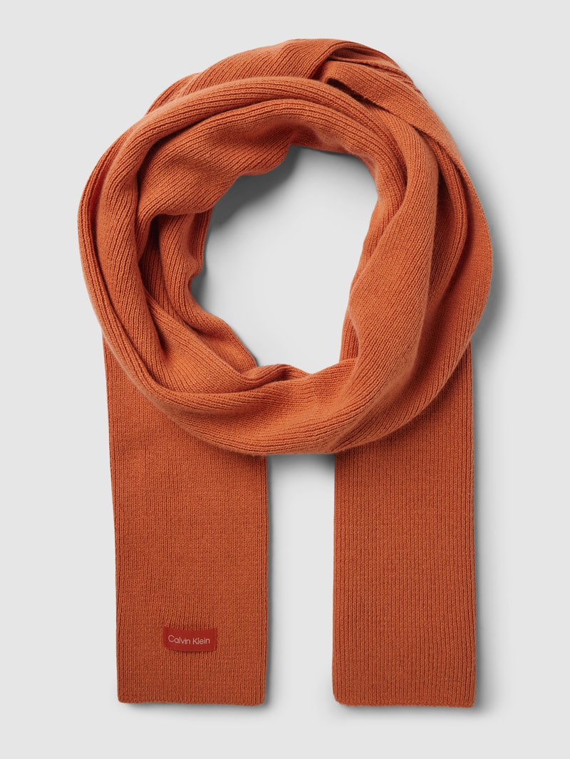 Strickschal mit Label-Patch Modell 'Essential' in dunkel orange